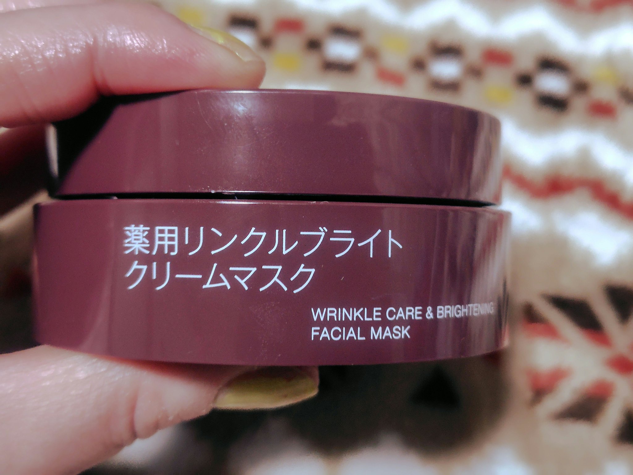 ちょいと固めのクリーム。

バームっぽいですが、スルスル伸びます。

無印良品🍃

薬用リンクルブライトクリームマスク

柑橘系🍋のちょいと薬っぽい香り
　
精油系とは違います

少し、クセのある香りですので店頭で

香りを確かめてから