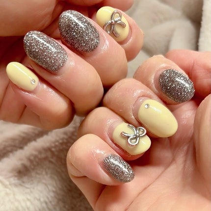 ♡𝙗𝙚𝙠𝙞♡フォロバ100%♡ on LIPS 「🆕💅🖤💛やわらかいレモンイエローで春っぽく、ラメ入りブラックで..」(1枚目)