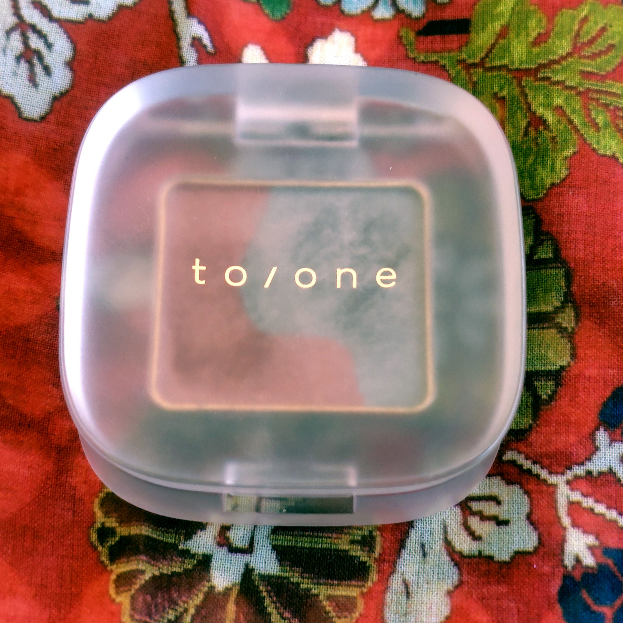 ポーチに入れて持ち運ぶには、ぴったりなサイズ感

ちっちゃいアイシャドウって好き🩷

to/one🩷🧡

ペタル フロート アイシャドウ

01

MORNING CLOUD

色合いが絶妙な組み合わせ

色と色、光と光が重なりあい、