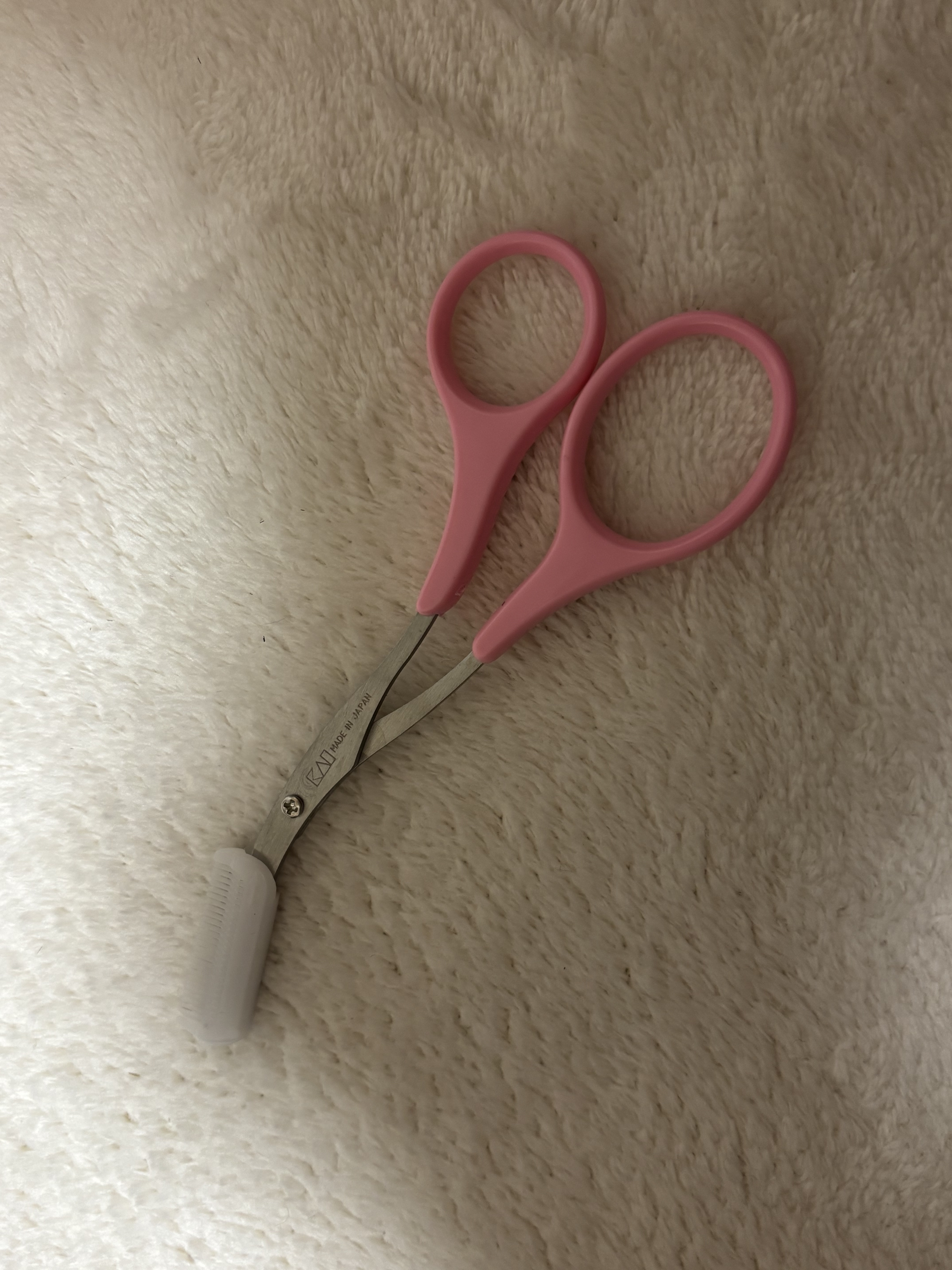 貝印 クシ付きマユハサミ ピンクのクチコミ「【使った商品】
貝印　クシ付きマユハサミ ピンク　¥1,100

【商品の特徴】
簡単にセルフ.....」（1枚目）