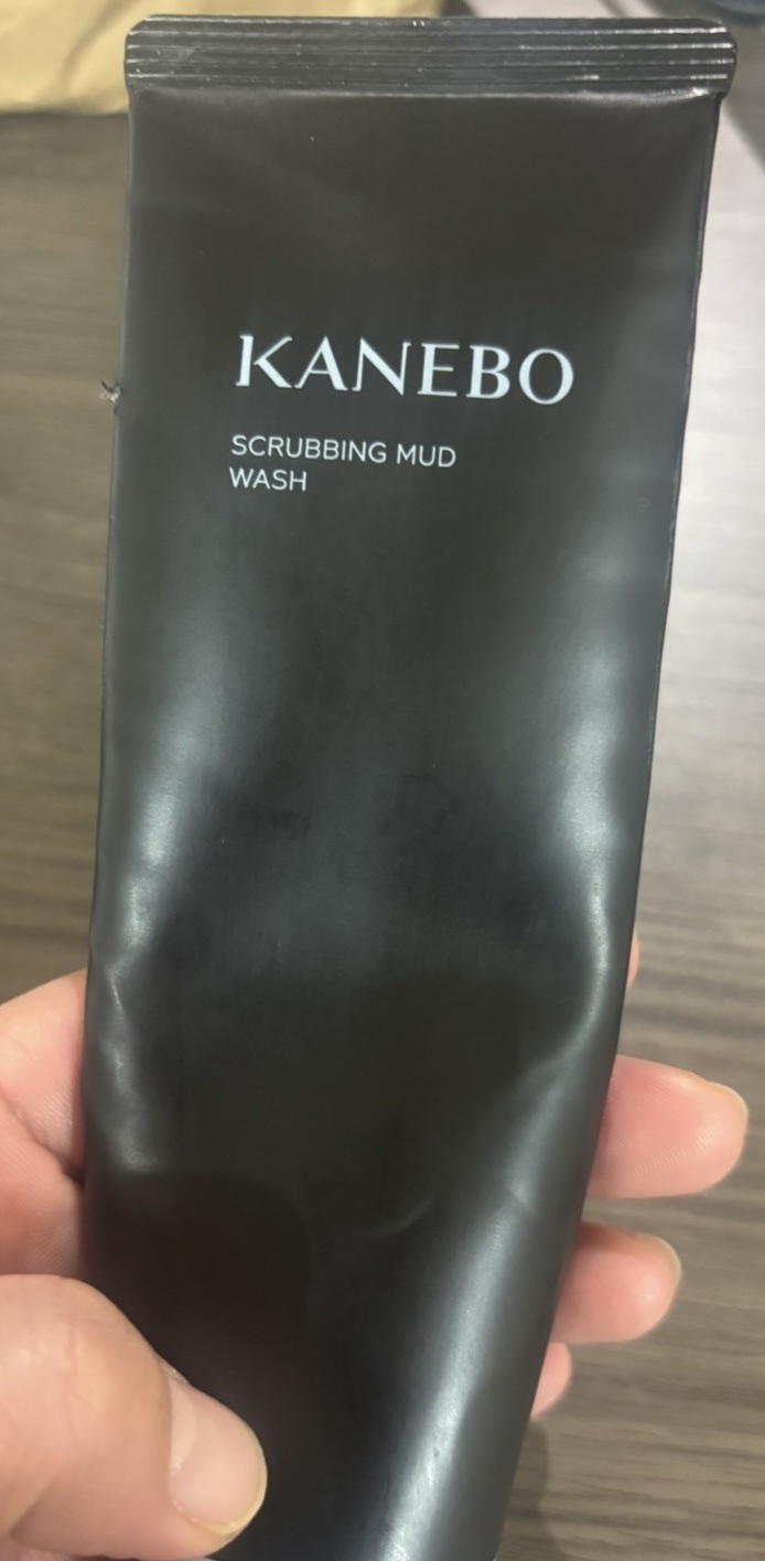 使い切り洗顔〜

もうこれ大好き❤

塗れてない肌にそのまま使ってパックして水を

含ませてくるくるマッサージして泡立てて

流してもいいし

塗れた手で泡立てて普通に洗顔して流しても

いいし。大体二つの使い方で洗顔してた✨

カネボウの