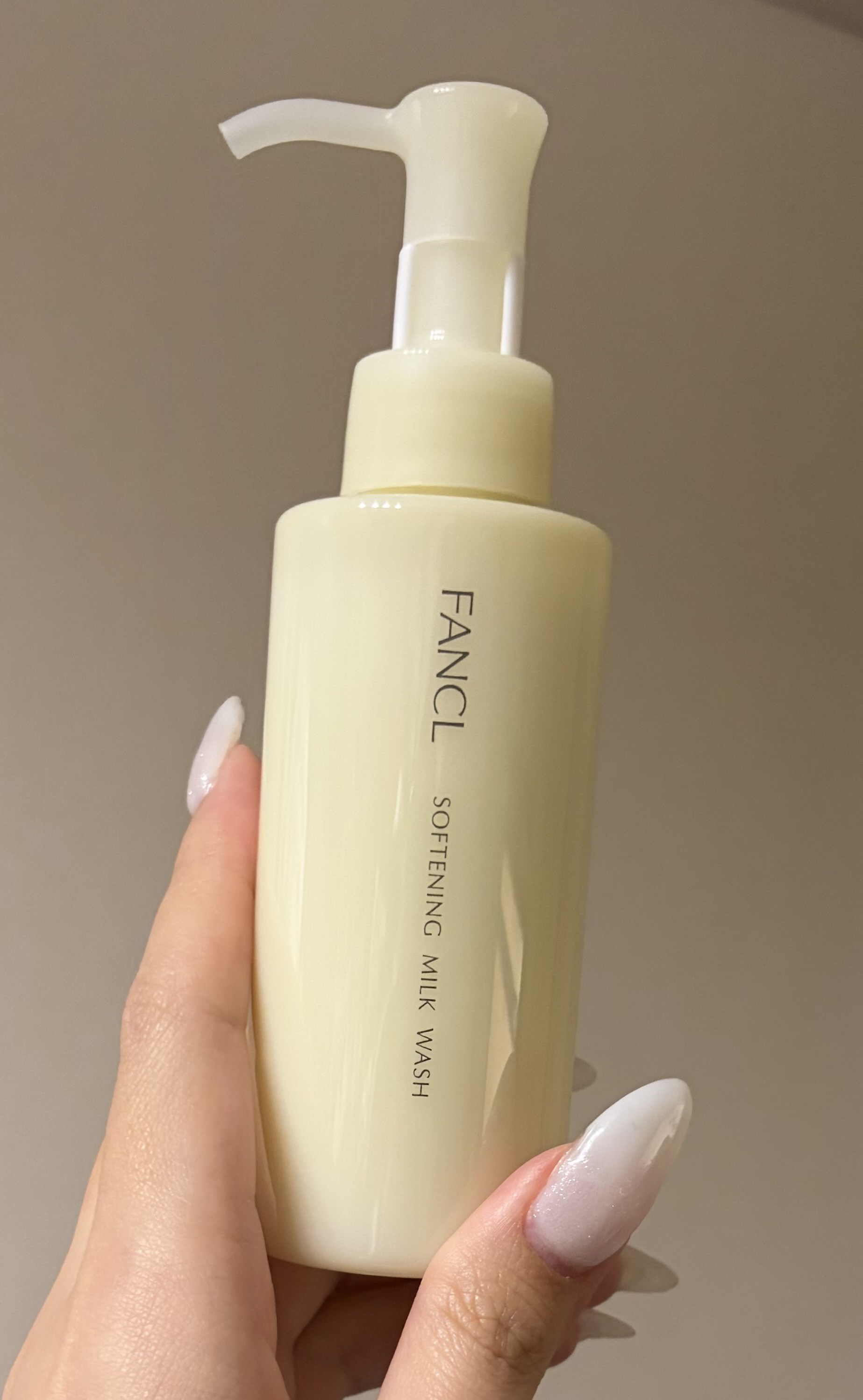 優しく洗える朝洗顔
手軽かというと微妙かも？

ファンケル　やわ肌ミルク洗顔
¥1,650

SNSでおすすめされていたので使用してみました！
優しく洗えるは確かに、という感じです。
乾燥しないし、寝ている間に出た皮脂はオフしてくれる感じが