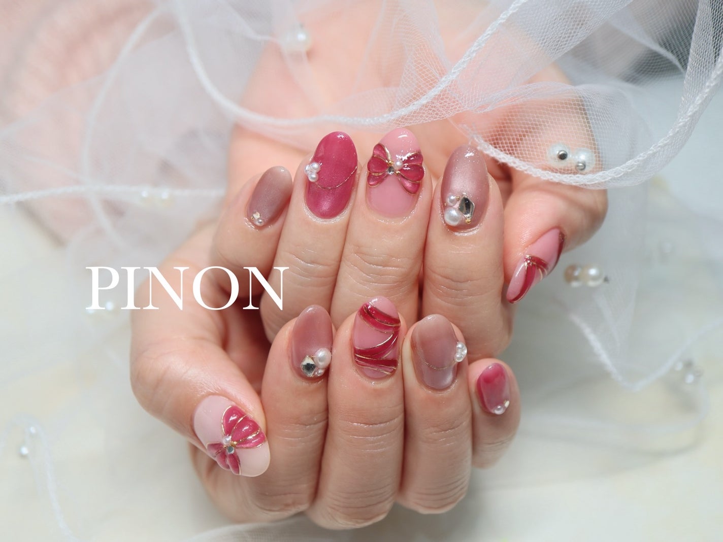 shino on LIPS 「お持ち込みデザイン☺︎リボンが可愛いバレンタインネイル🎀マグネ..」(1枚目)