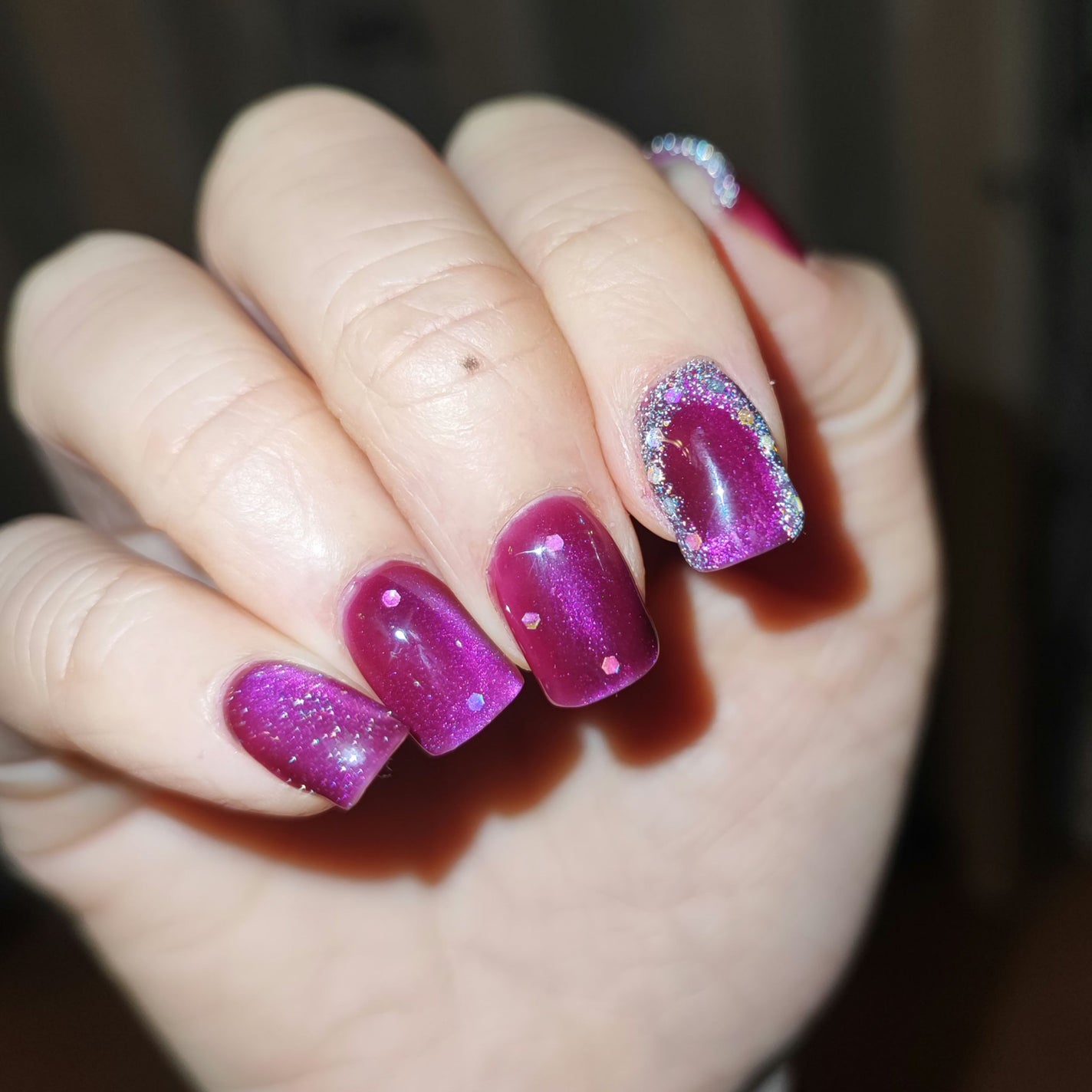 サンゴールド on LIPS 「Anniesジェリーレッドグラスキャットアイジェルネイル#01..」(5枚目)