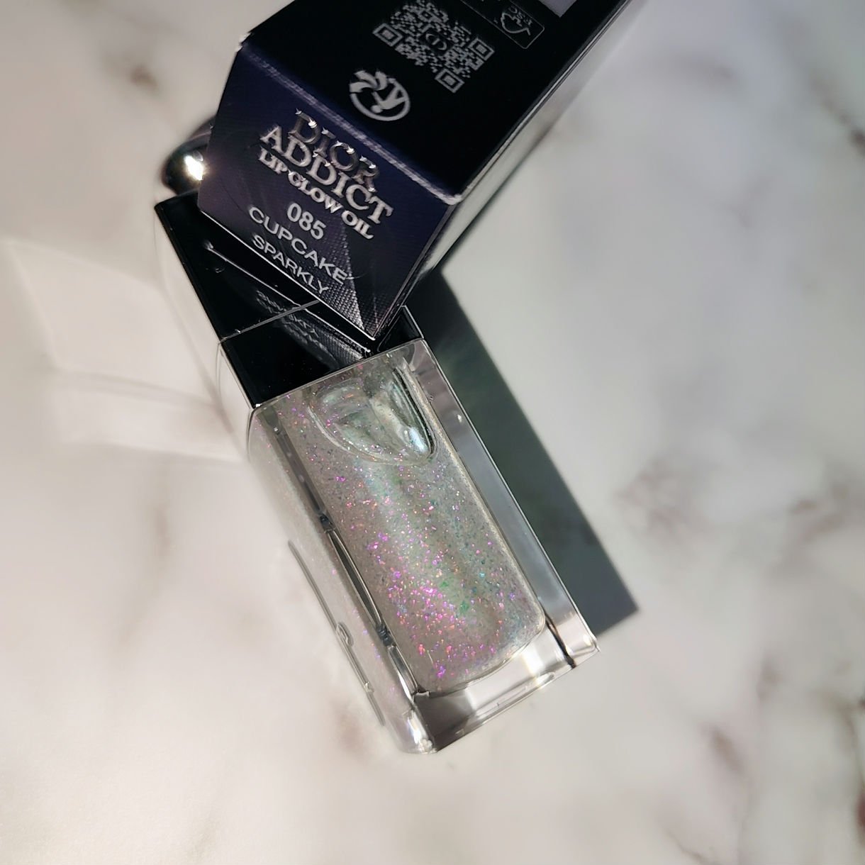 Dior追加しました。
ディオール アディクト リップ グロウ オイル
085カップケーキ
なにこれ。見てるだけでいい。使うけども！！可愛すぎる。となりました。
久々、見てるだけでいいと思うくらいなラメ。かわいいのよ、ほんと。色は出ません。