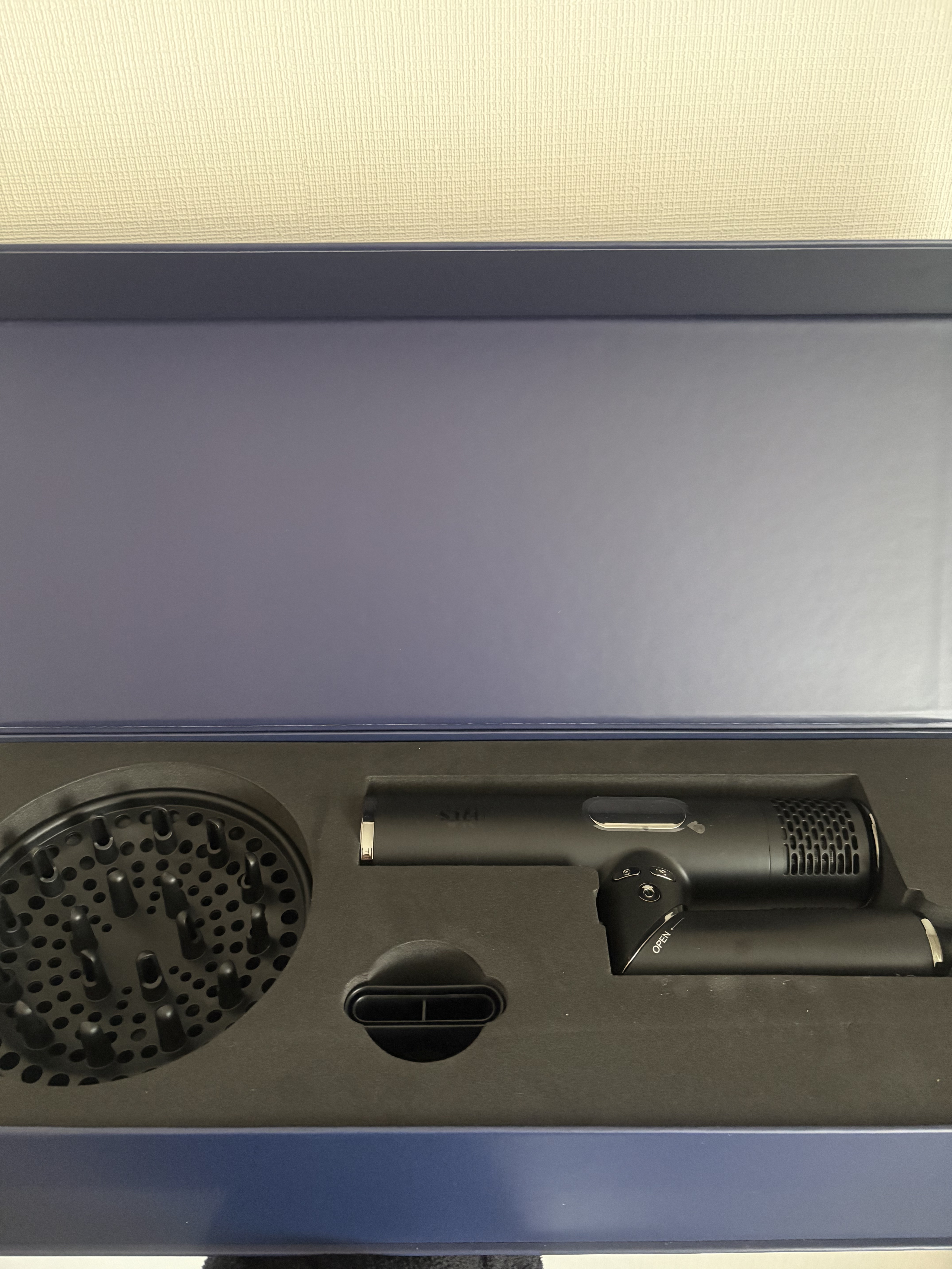 87saku 87saku ハナサク ヘアドライヤーのクチコミ「箱から高級感があって気分上がる✨
畳むととてもコンパクトで場所を取らず、持ちやすいサイズ感です.....」（1枚目）