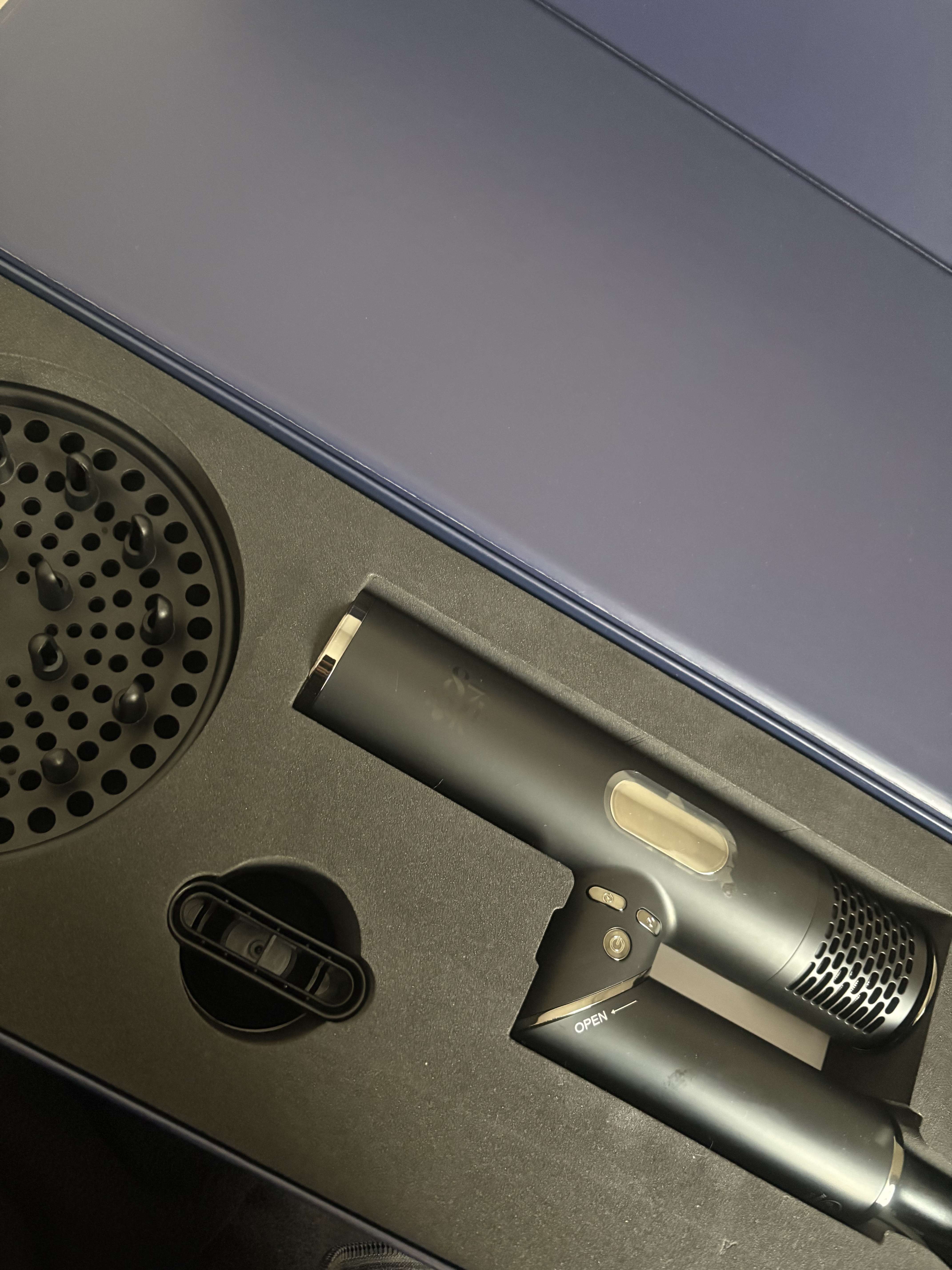 87saku 87saku ハナサク ヘアドライヤーのクチコミ「箱から高級感があって気分上がる✨
畳むととてもコンパクトで場所を取らず、持ちやすいサイズ感です.....」（2枚目）