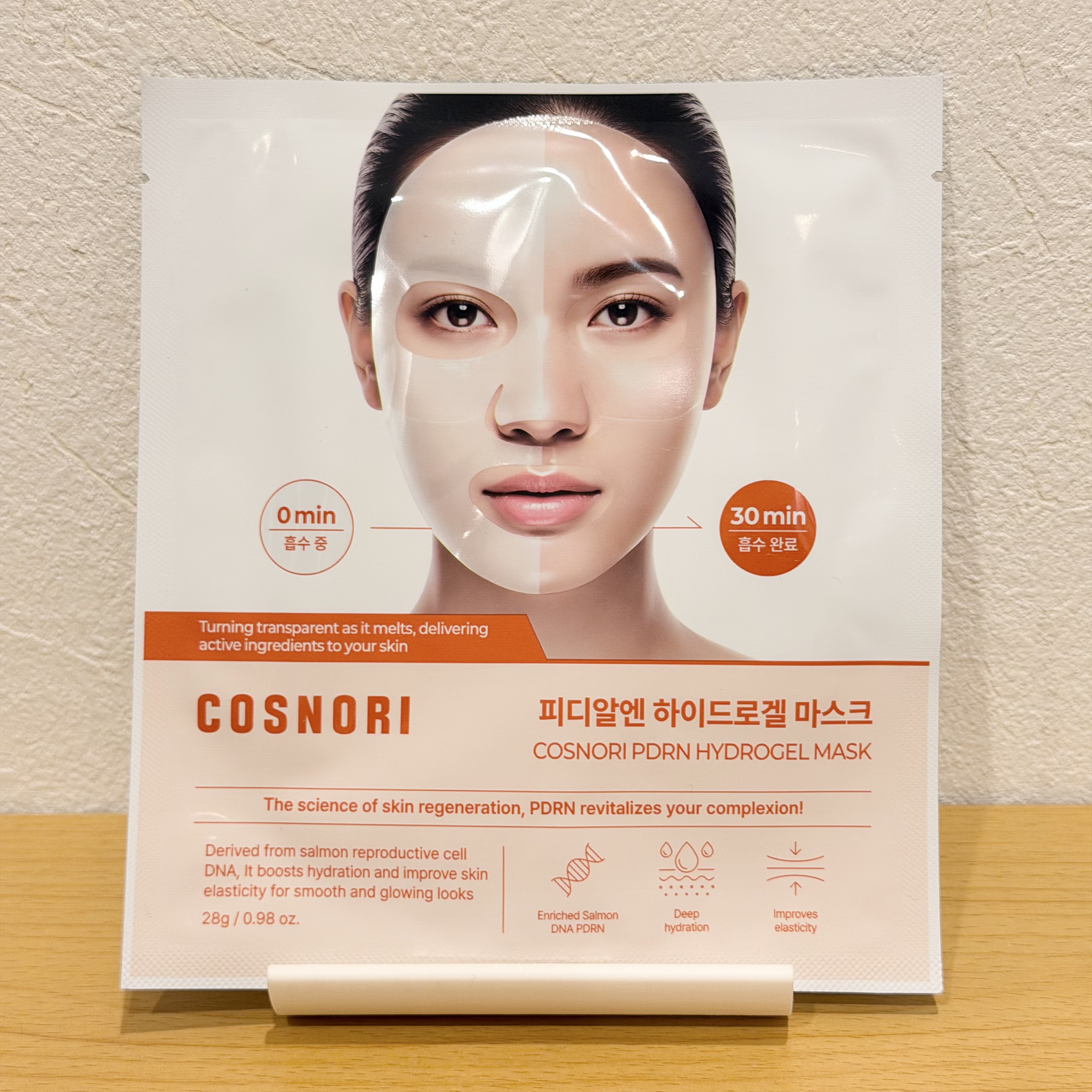 ┈┈┈┈┈┈┈┈┈┈

COSNORI

PDRN ハイドロゲルマスクパック

┈┈┈┈┈┈┈┈┈┈

袋をあけるとシート付きの上下にわかれたぷるぷるなマスクが入っていました◎

時間が経つとマスクが透明に変わりシートの成分が肌に届いてくれ