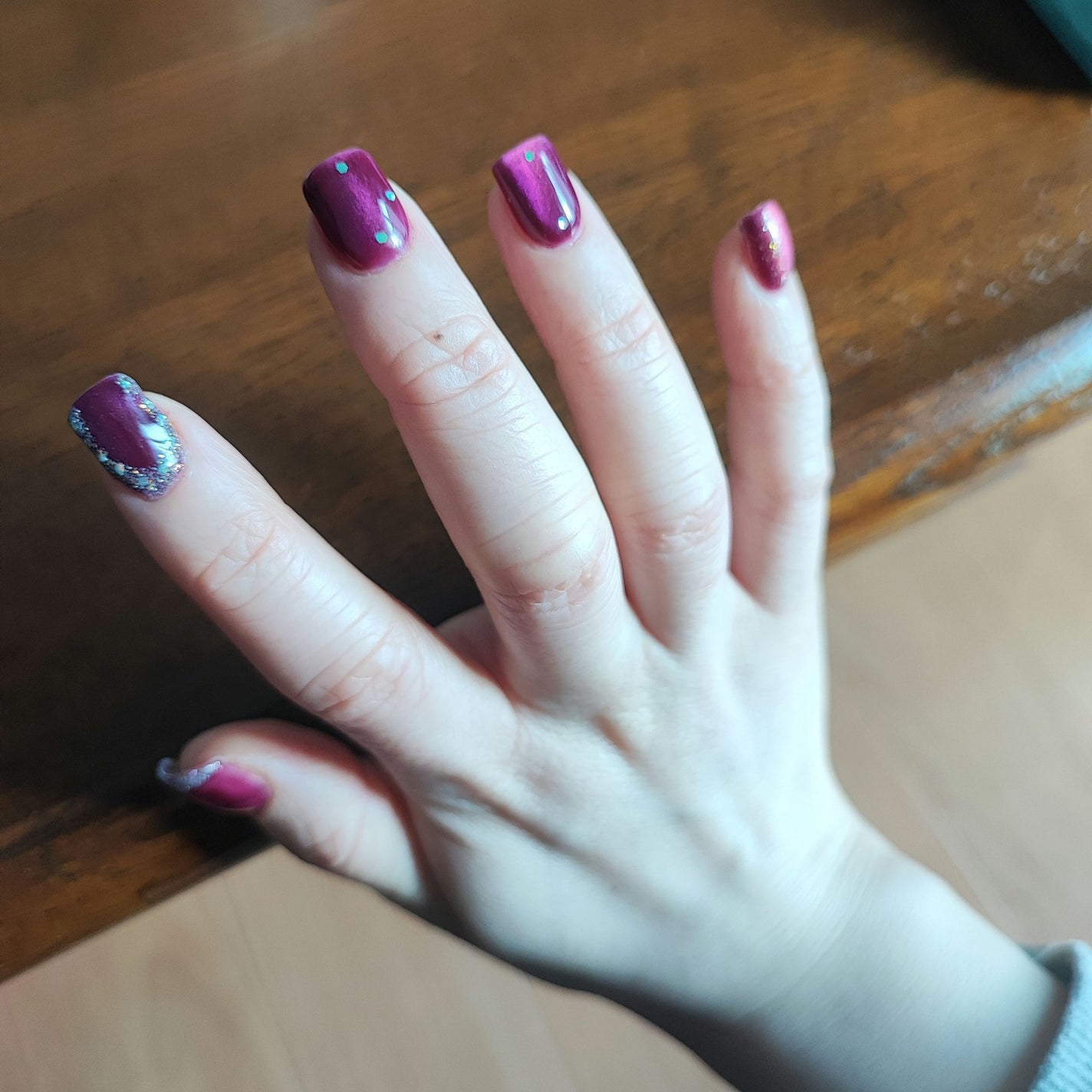 サンゴールド on LIPS 「Anniesジェリーレッドグラスキャットアイジェルネイル#01..」(1枚目)