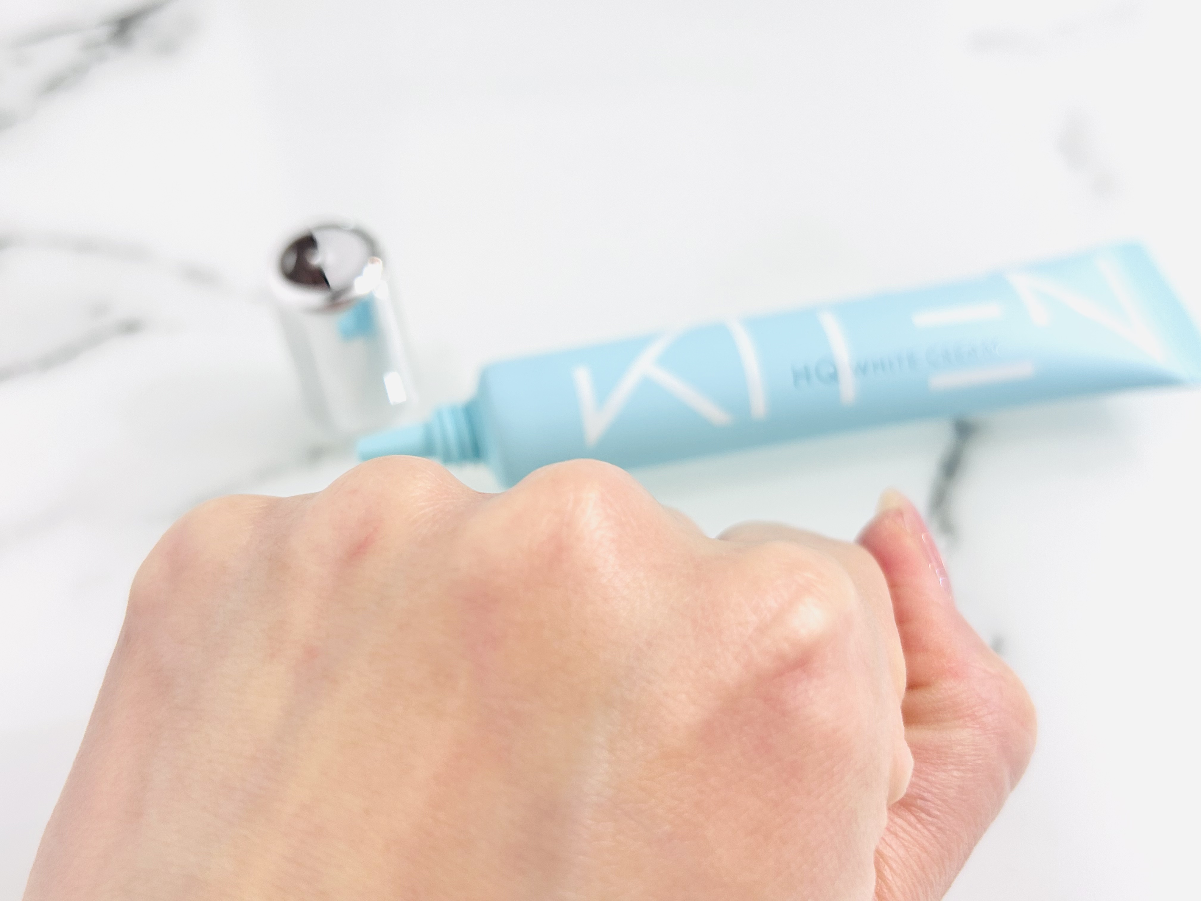 KITEN ハイドロキノンクリーム6%のクチコミ「日本製のハイドロキノン配合美白クリームで、シミやくすみ、色素沈着など気になる部分を集中的にケア.....」（3枚目）