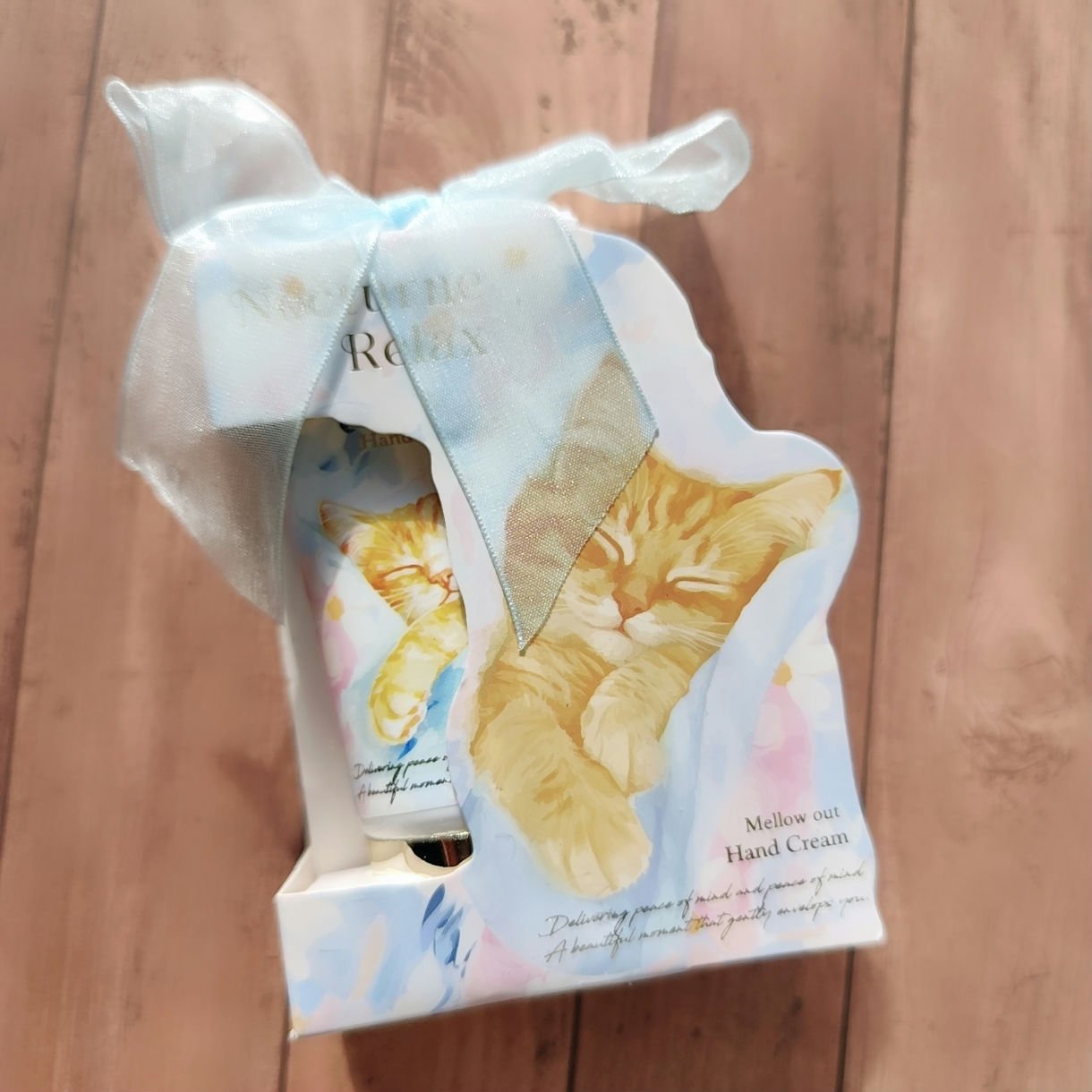 ノクターンリラックス、ハンドクリーム。
可愛すぎて買いました。本屋さんに売ってた。雑貨屋さんとかにもあるのかな。
しばらく飾っていて、ようやく箱から出したところです。使わないと😂
#ハンドクリーム
#猫柄
#ノクターンリラックス

