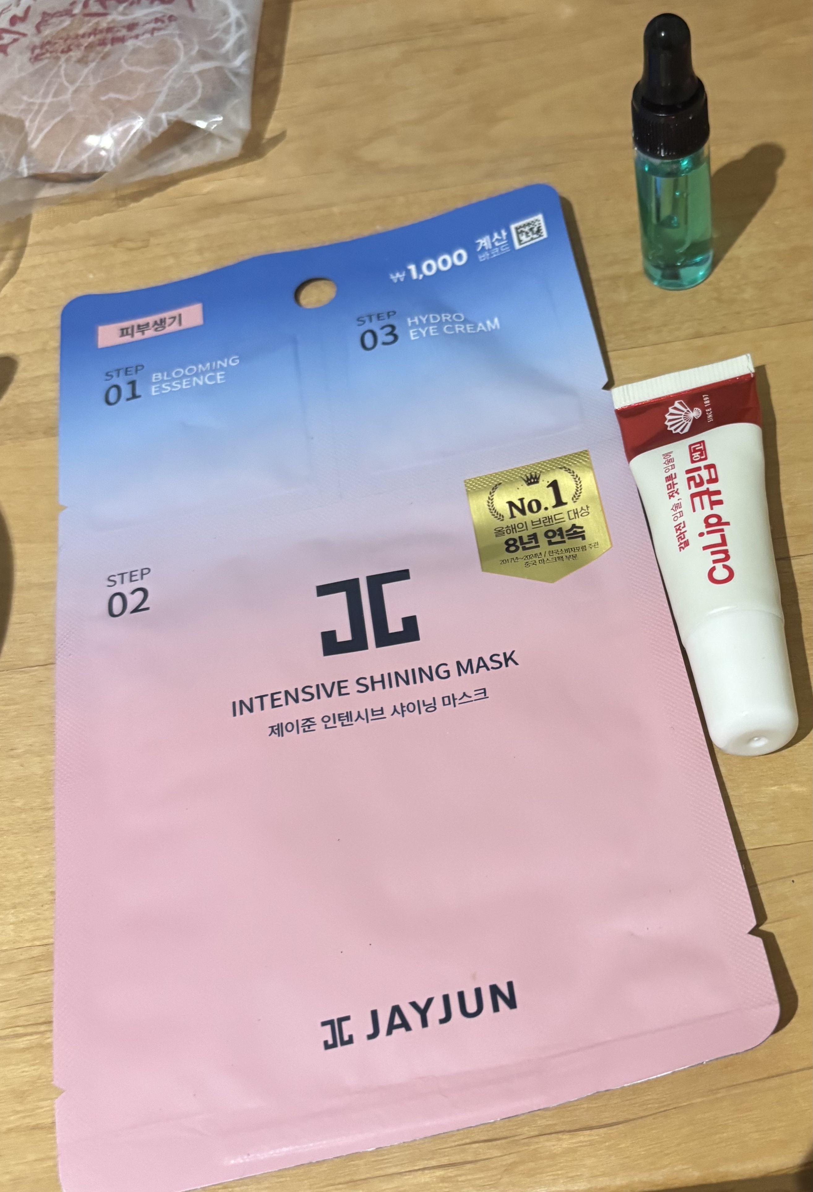 今日の保湿〜

これ韓国のDAISOで買った

3ステップシートマスク〜

エッセンス塗ってからシートマスクして

アイクリームで終わり

一個で全部解決するから夜勤の休憩で使うのが

ちょうど良いんよね〜

もっと買えばよかったかなー。
