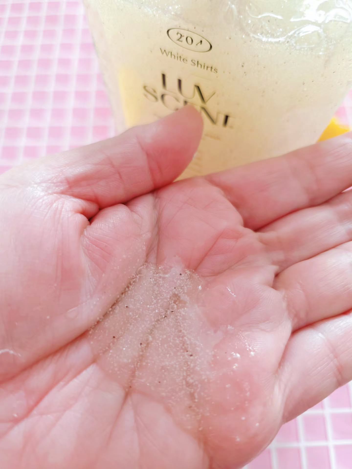 スクラブボディウォッシュ ホワイトシャツ リネンコットン/LUV SCENT/ボディスクラブを使ったクチコミ（3枚目）