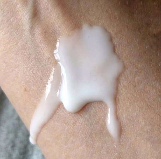 FEMMUE ローズ ミルキーエッセンスのクチコミ「FEMMUE
ローズ ミルキーエッセンス

化粧水と乳液が１本で済むアイテムです✨
2本目に突.....」（3枚目）