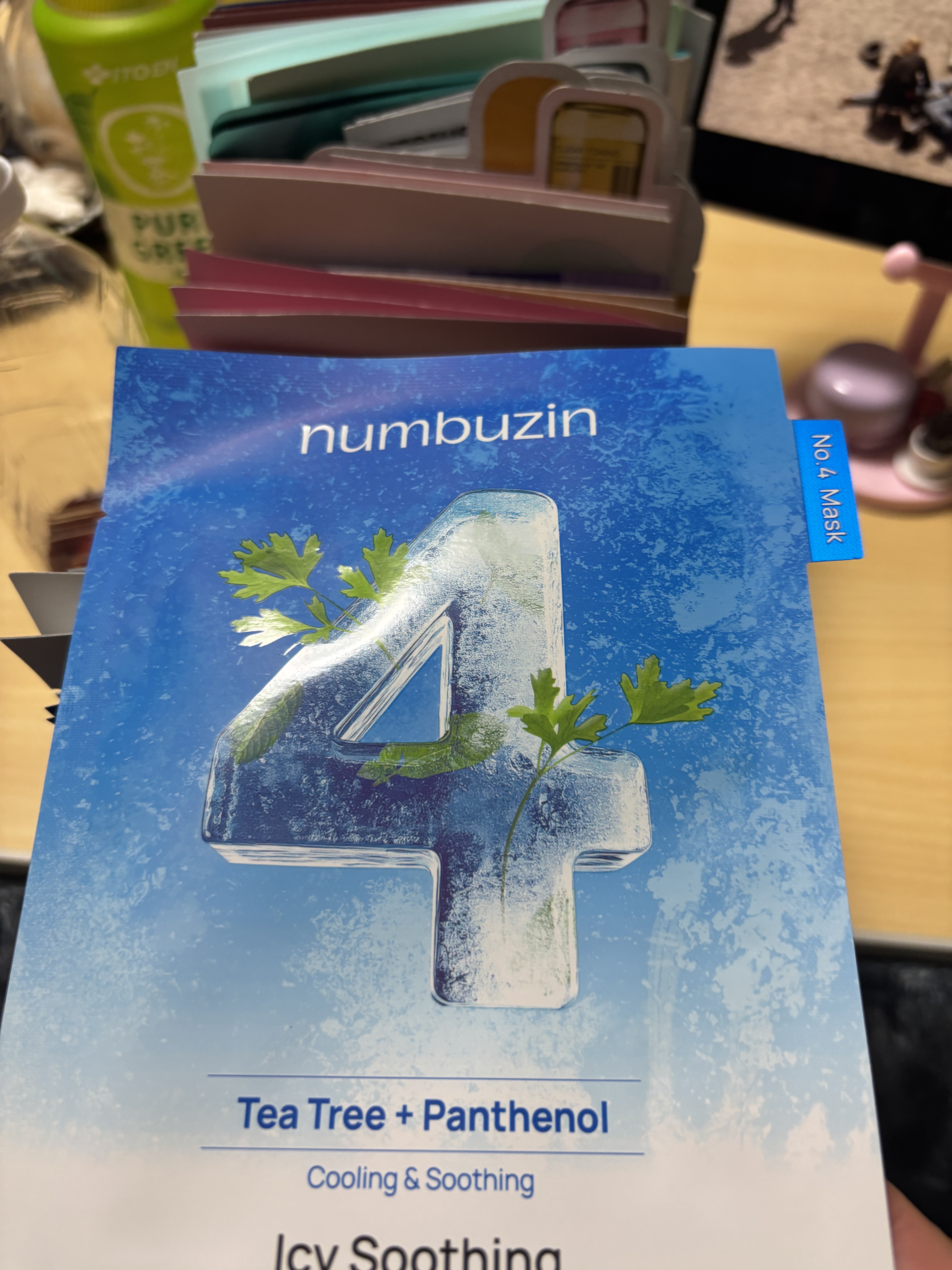 numbuzin4番 ひんやりクーリングシートマスク

これリニューアルしてから少しシートが

柔らかく薄くなってはりやすかった〜

気持ち良くて鎮静にいいし

お風呂上がりに火照った肌にめっちゃくちゃ

ひんやり気持ちよかった❤️

#n