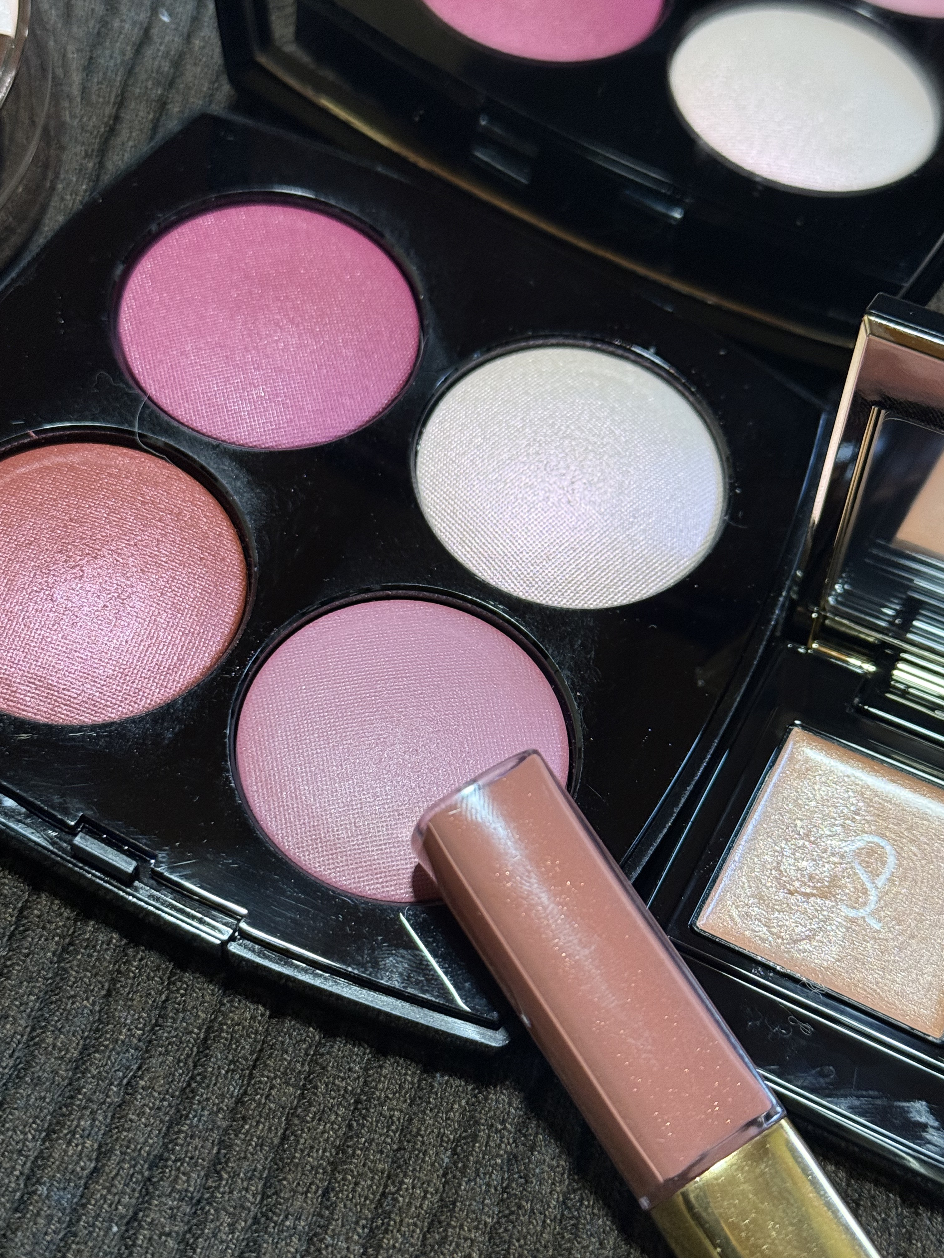 SUQQU モノ ルック アイズ eのクチコミ「🍀今日のメイク🍀


今日は、ダークブラウンのニットなので、顔色が沈まないように、ちょっと華や.....」（2枚目）