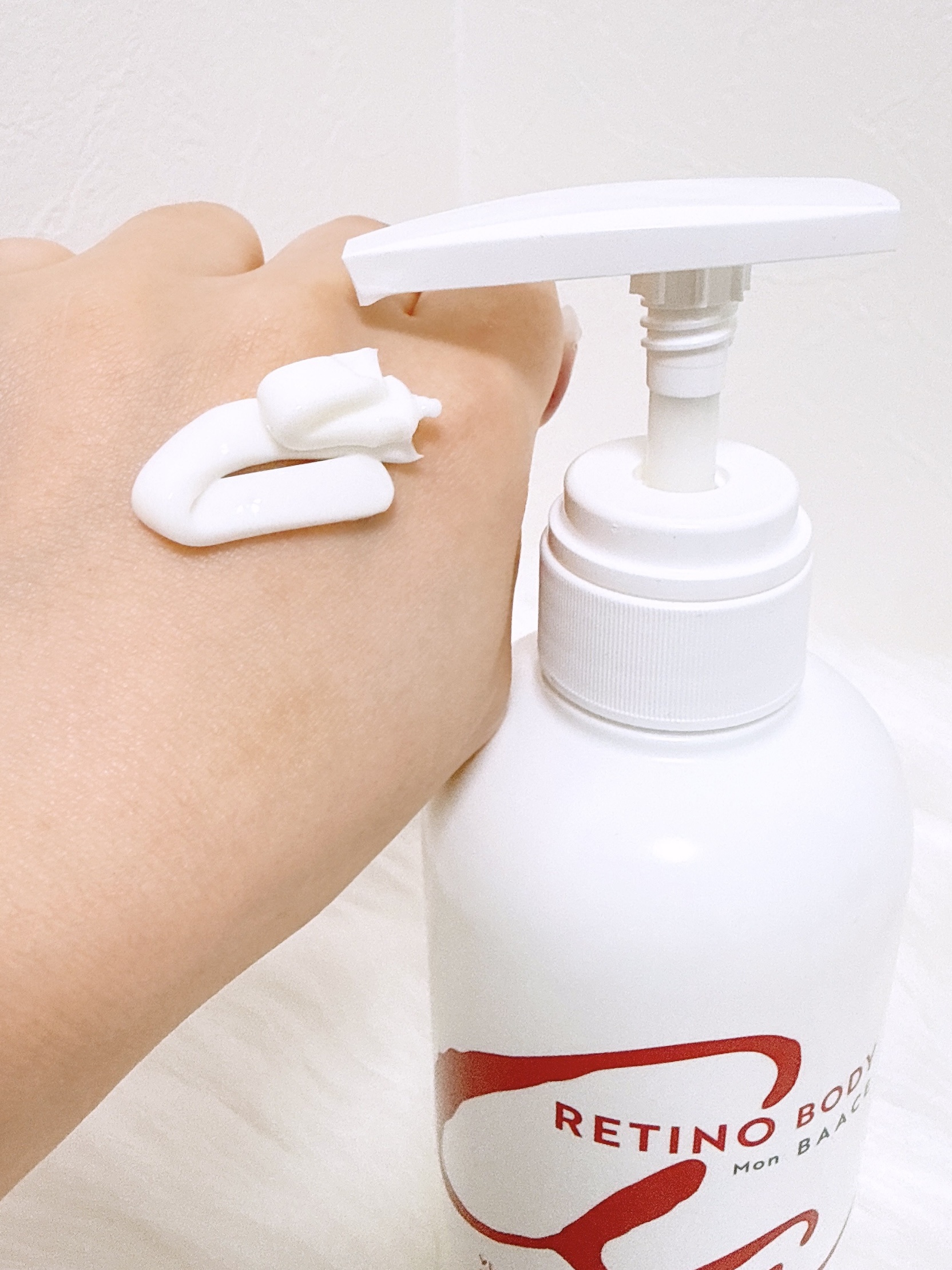 Mon BAACE レチノールボディクリームのクチコミ「出してみると👀‼️
伸びのイィクリームで
全身に塗りやすいと感じたのと

400mlの大容量な.....」（2枚目）