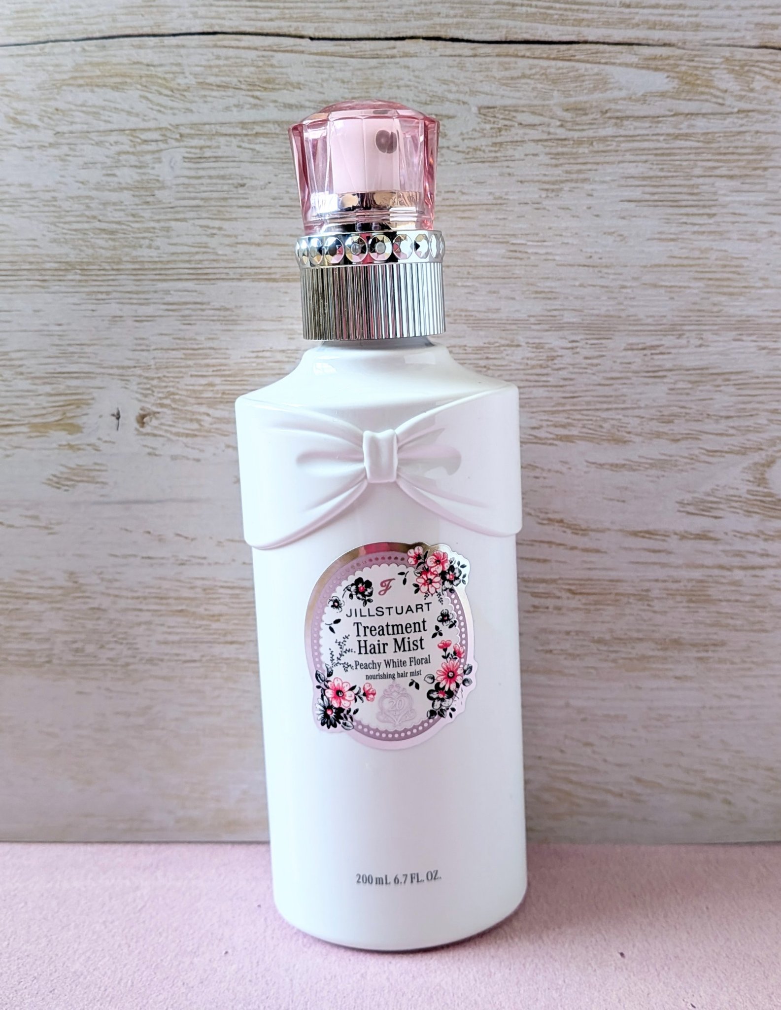 JILL STUART ジルスチュアート　ピーチー ホワイトフローラル　トリートメントヘアミストのクチコミ「JILL STUART
ジルスチュアート　ピーチー ホワイトフローラル　トリートメントヘアミス.....」（1枚目）