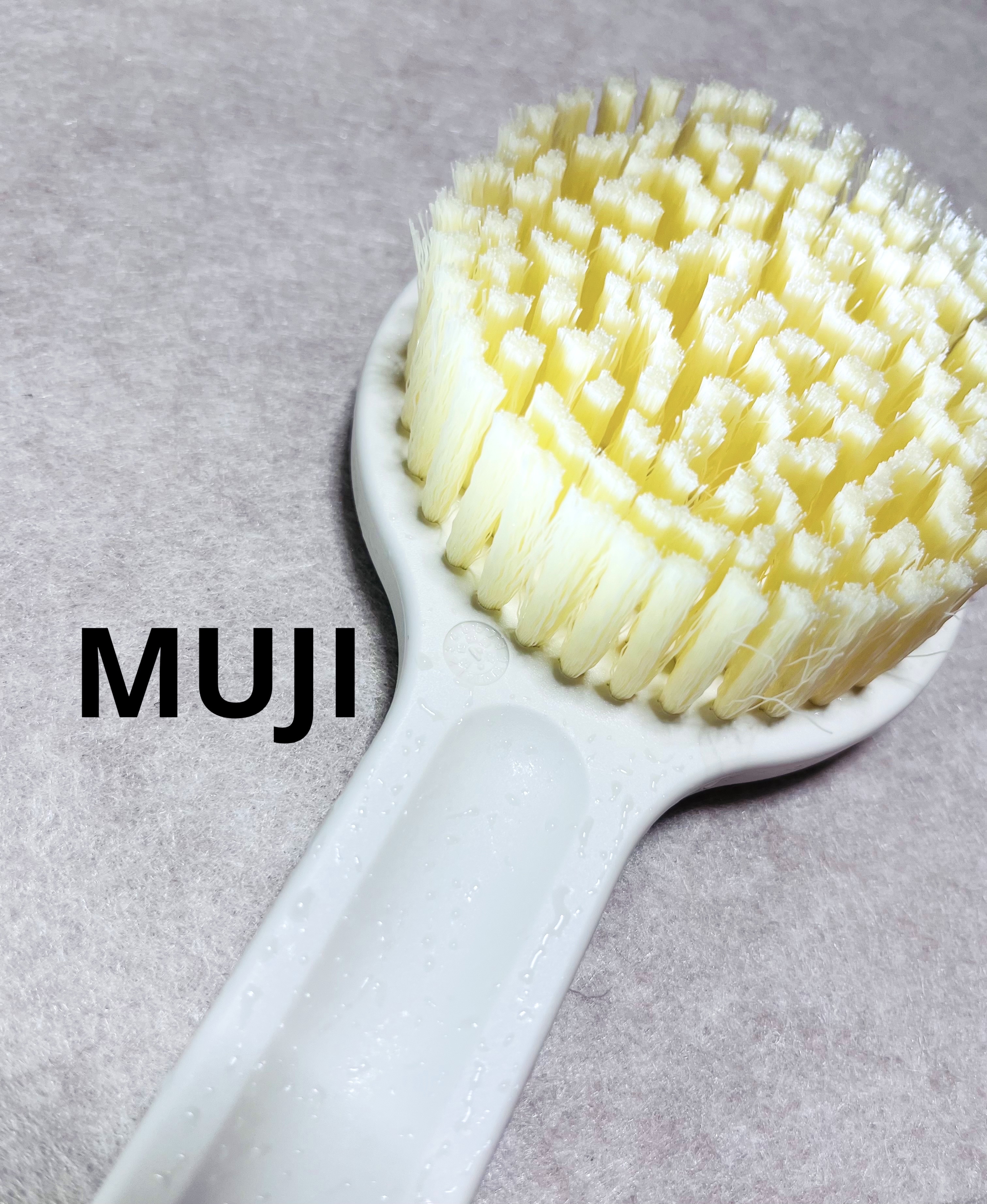 無印良品 ポリプロピレンシャワーブラシのクチコミ「無印良品のシャワーブラシです。

取っ手が長いので、届きにくい背中も洗えます。

人によっては.....」（1枚目）