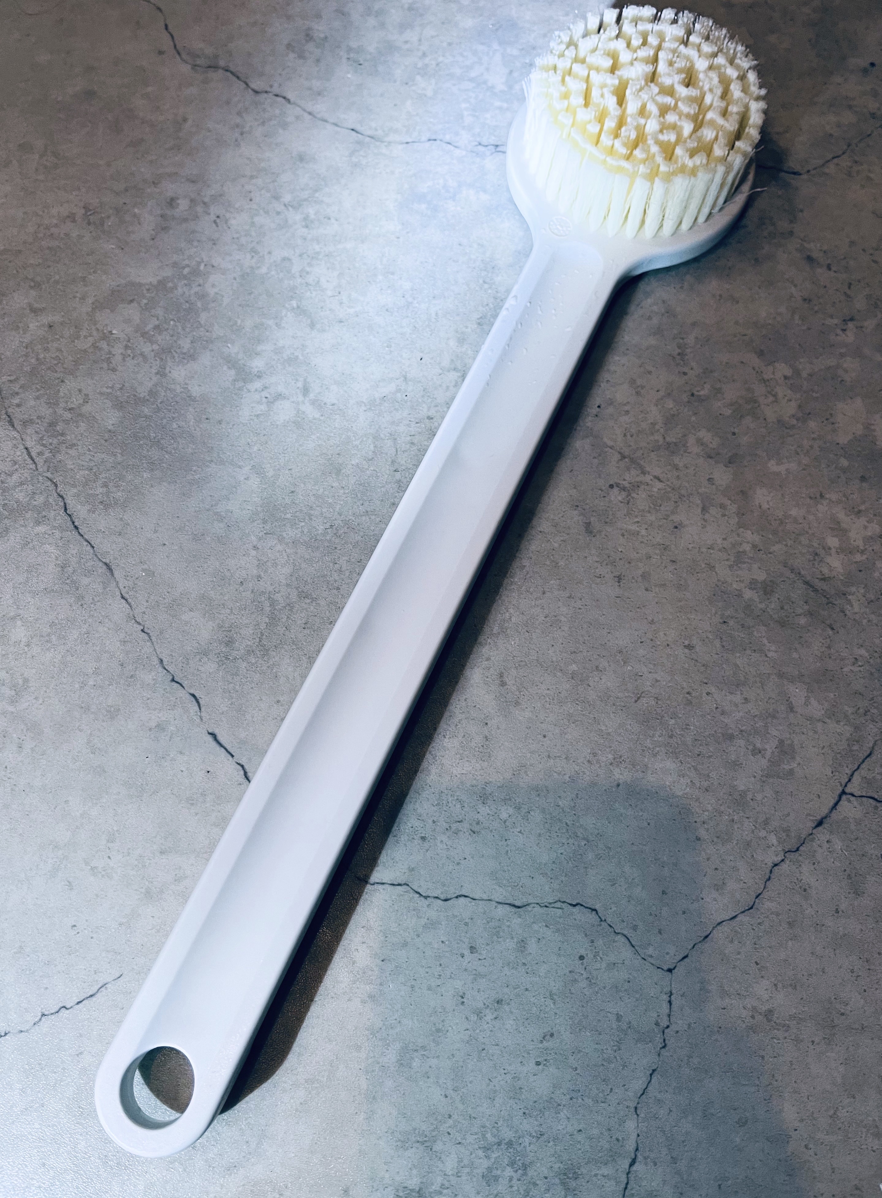 無印良品 ポリプロピレンシャワーブラシのクチコミ「無印良品のシャワーブラシです。

取っ手が長いので、届きにくい背中も洗えます。

人によっては.....」（3枚目）