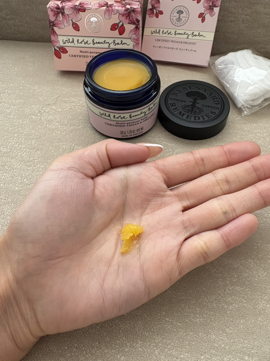 ニールズヤード レメディーズ ヴィーガン ワイルドローズ ビューティバームのクチコミ「肌荒れ・冬場の乾燥が気になり、オーガニック＆ヴィーガン処方ということで気になり購入してみました.....」（3枚目）