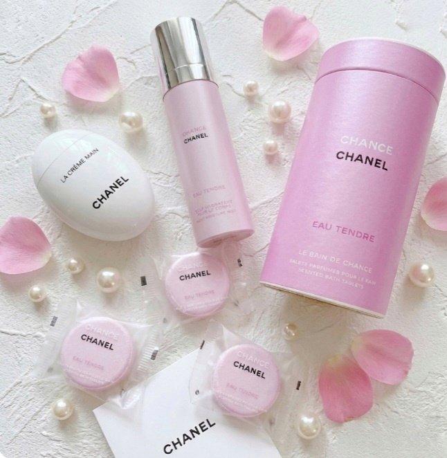 CHANEL
チャンス オー タンドゥル バス タブレット
ラ クレーム マン

最近のお気に入りCHANEL💓
お風呂もハンドケアも✨