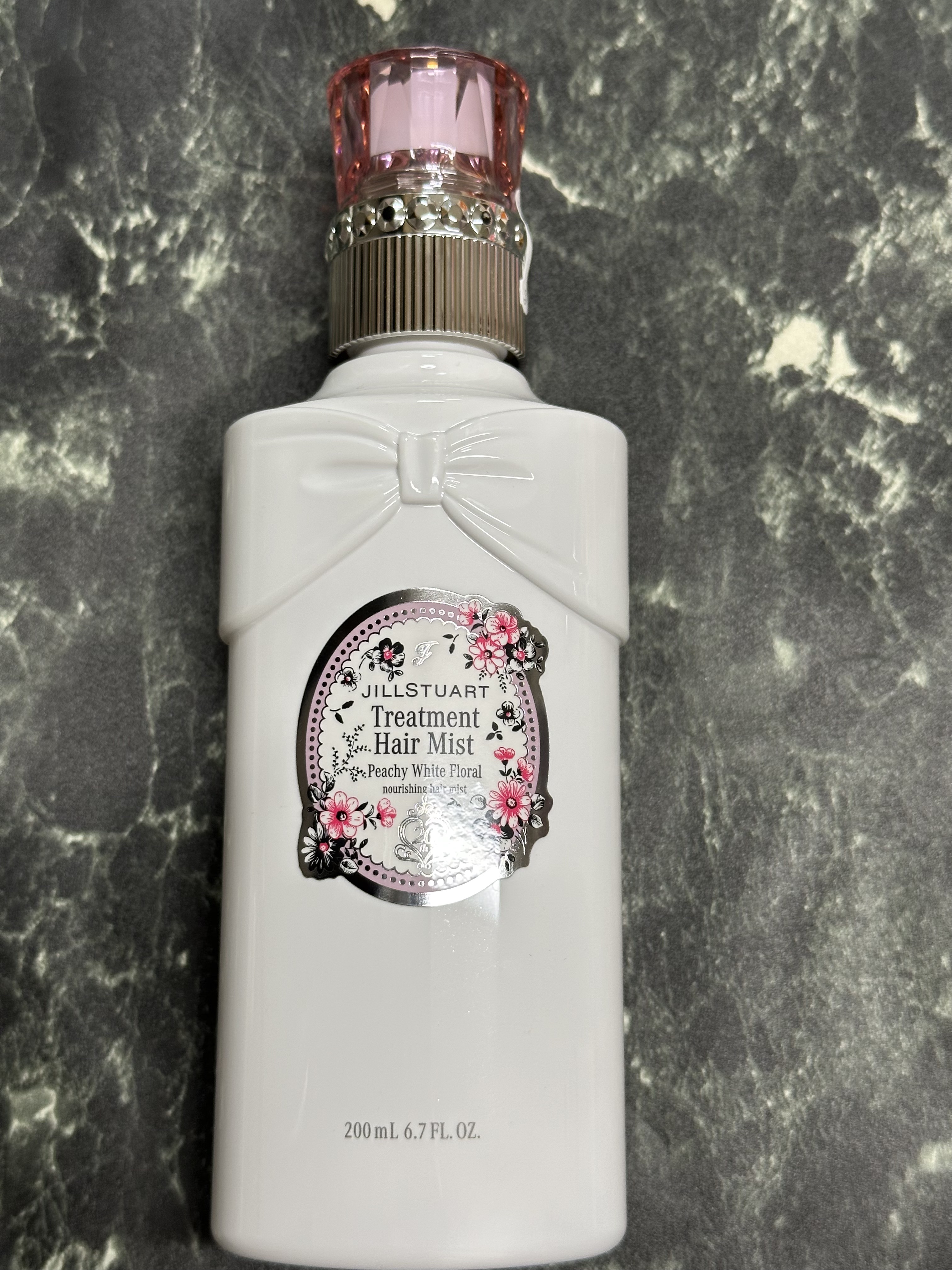 JILL STUART ジルスチュアート　ピーチー ホワイトフローラル　トリートメントヘアミストのクチコミ「⭐️限定の香り⭐️
ジルスチュアート大好き❤️限定ものはついつい買ってしまいますね！
今回はジ.....」（1枚目）