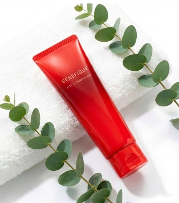 BENEFIQUE
ベネフィーク　ホットクレンジングジェル

なじませているとジンワリと温かくなるクレンジングジェル。
柑橘の香りで癒されます‼️

軽めなメイクなら落ちる印象で、しっかりメイクは落ちが良くなかったので沢山使っちゃう。

リ