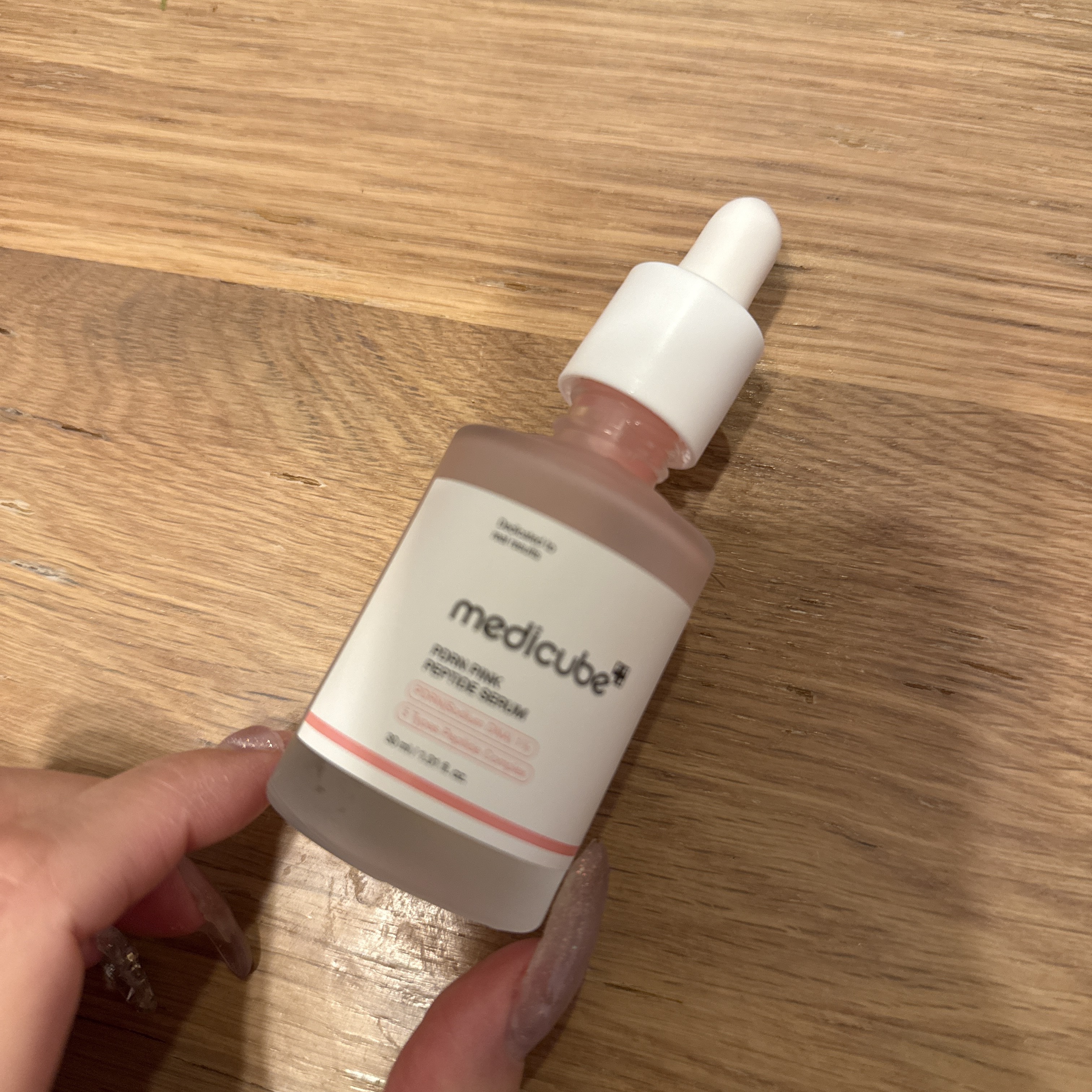 【使った商品】MEDICUBE  PDRNピンクアンプル PDRN 10,000ppm配合　　¥2,530

【商品の特徴】ピンクの色が可愛い

【肌質】乾燥肌

【テクスチャ】とろみがある

【どんな人におすすめ？】乾燥肌

【良いところ