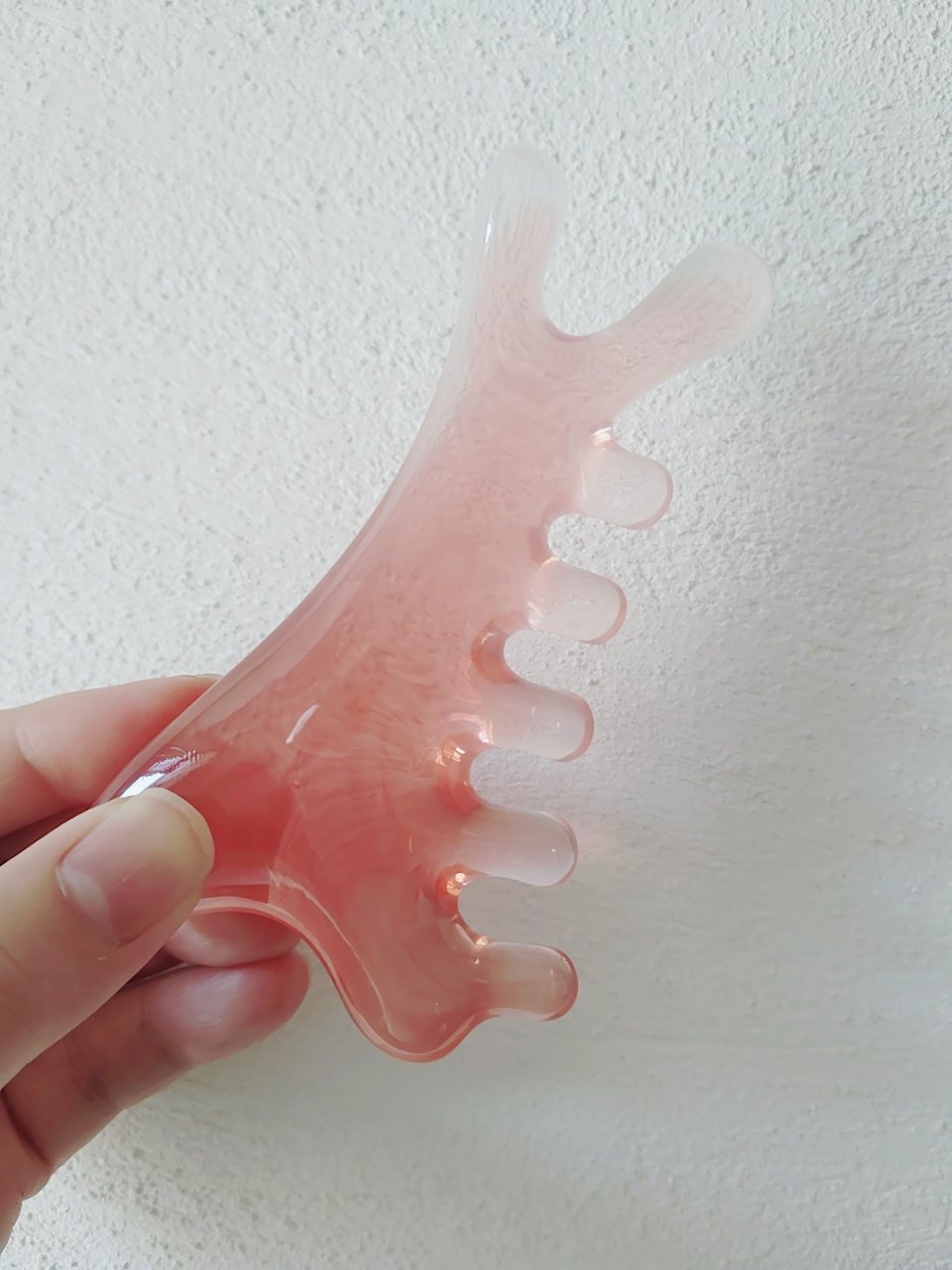 　　　　　　　　今日のかっさ

みなさん、おはようございます☺
最近首周りが凝るので、毎日数分ほぐすように
しています。

目の周りや首周りに使いやすい形です💞


＃かっさ