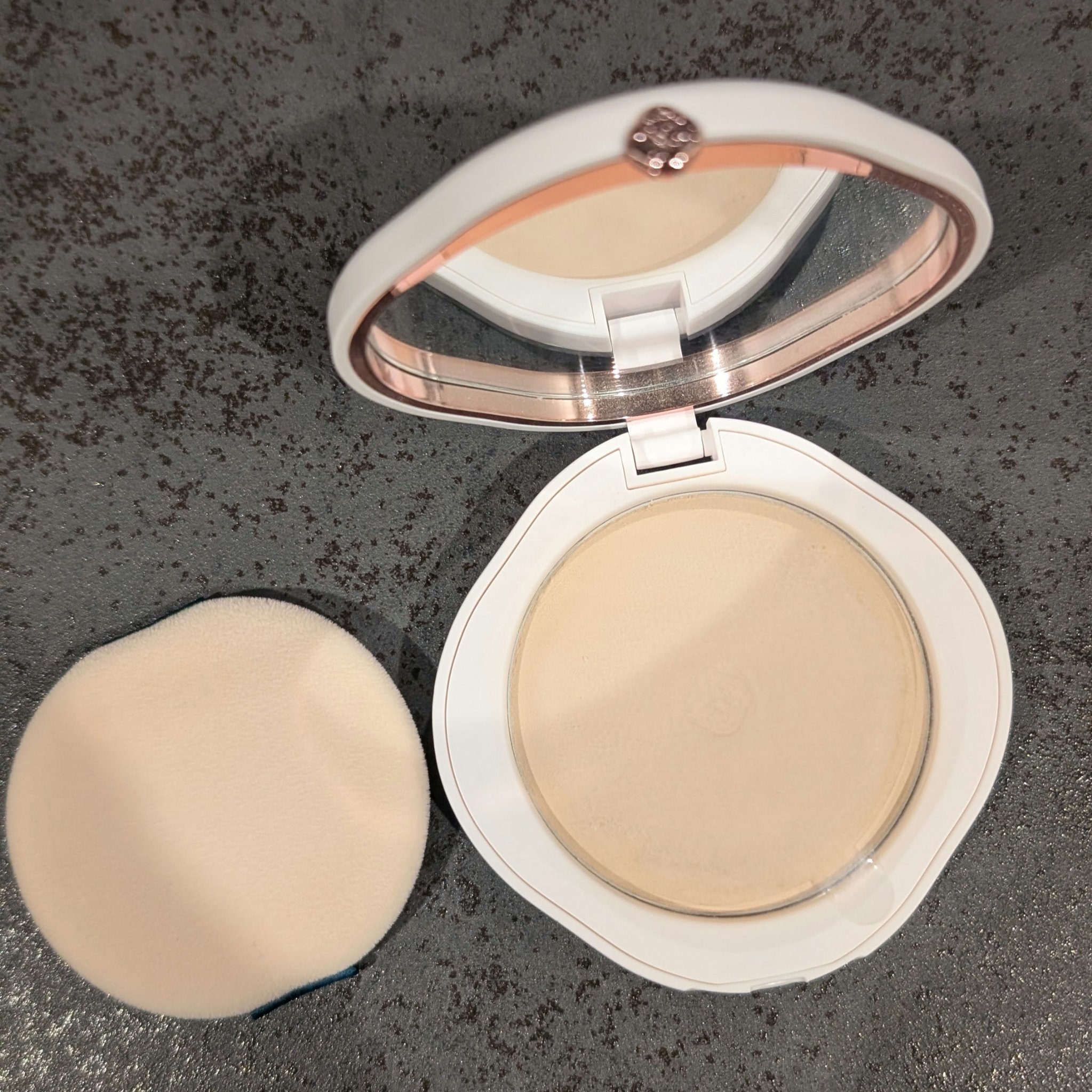 玉容凝脂プレストパウダー/花西子/プレストパウダーを使ったクチコミ（2枚目）