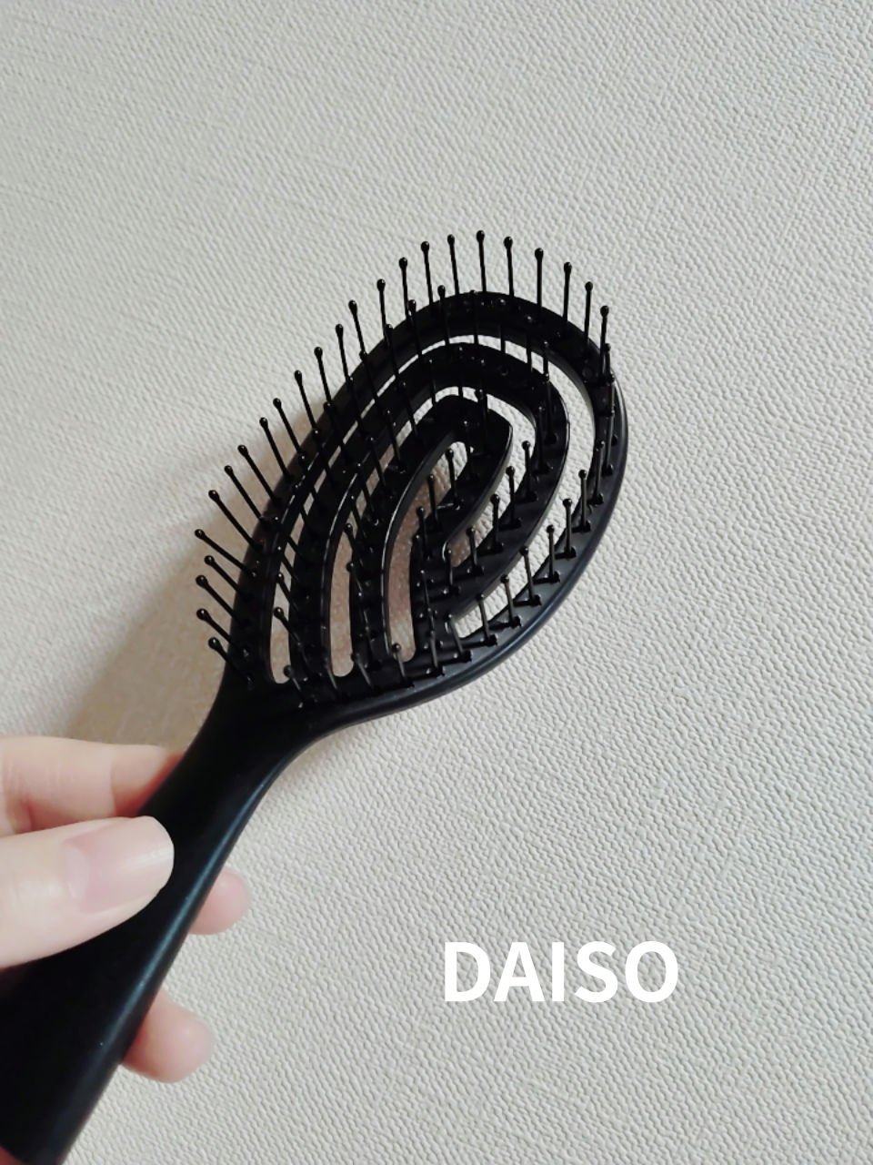 　　　　DAISO　乾きやすいブローブラシ

みなさん、こんばんは☺
DAISO　乾きやすいブローブラシが古くなってきたので
使いきりました。

お風呂あがりの濡れた髪に使用していて汚れたら洗えて使いやすいです。


＃DAISO
＃乾きや