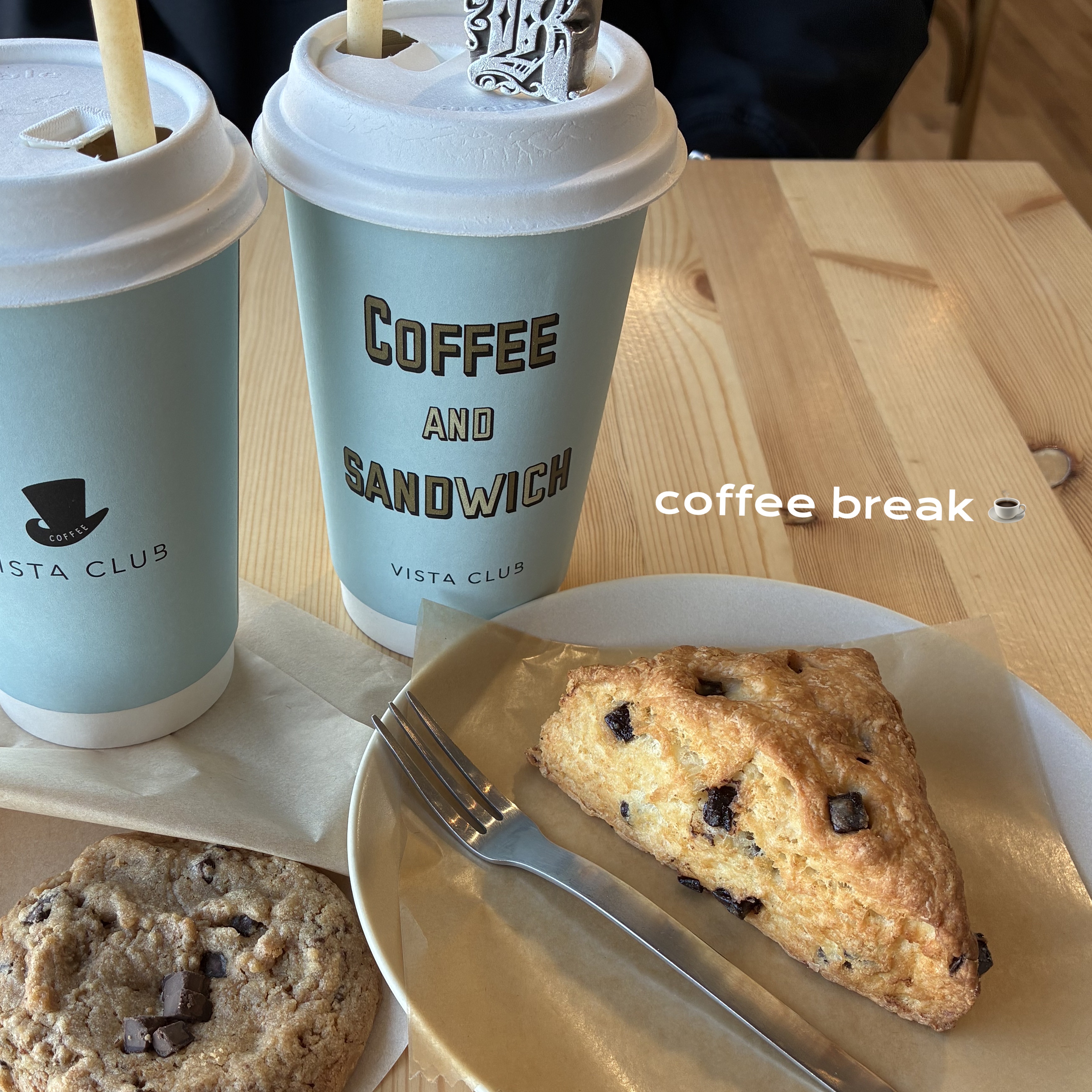 
☕️ coffee break

たまにはコスメじゃない投稿も。
コーヒーと甘いものに囲まれた、静かなチルタイム。

お気に入りの空間で、
何も考えずに過ごす時間も今の気分。

この日はメイクもわりと好きな感じだったので、
次の投稿でこの