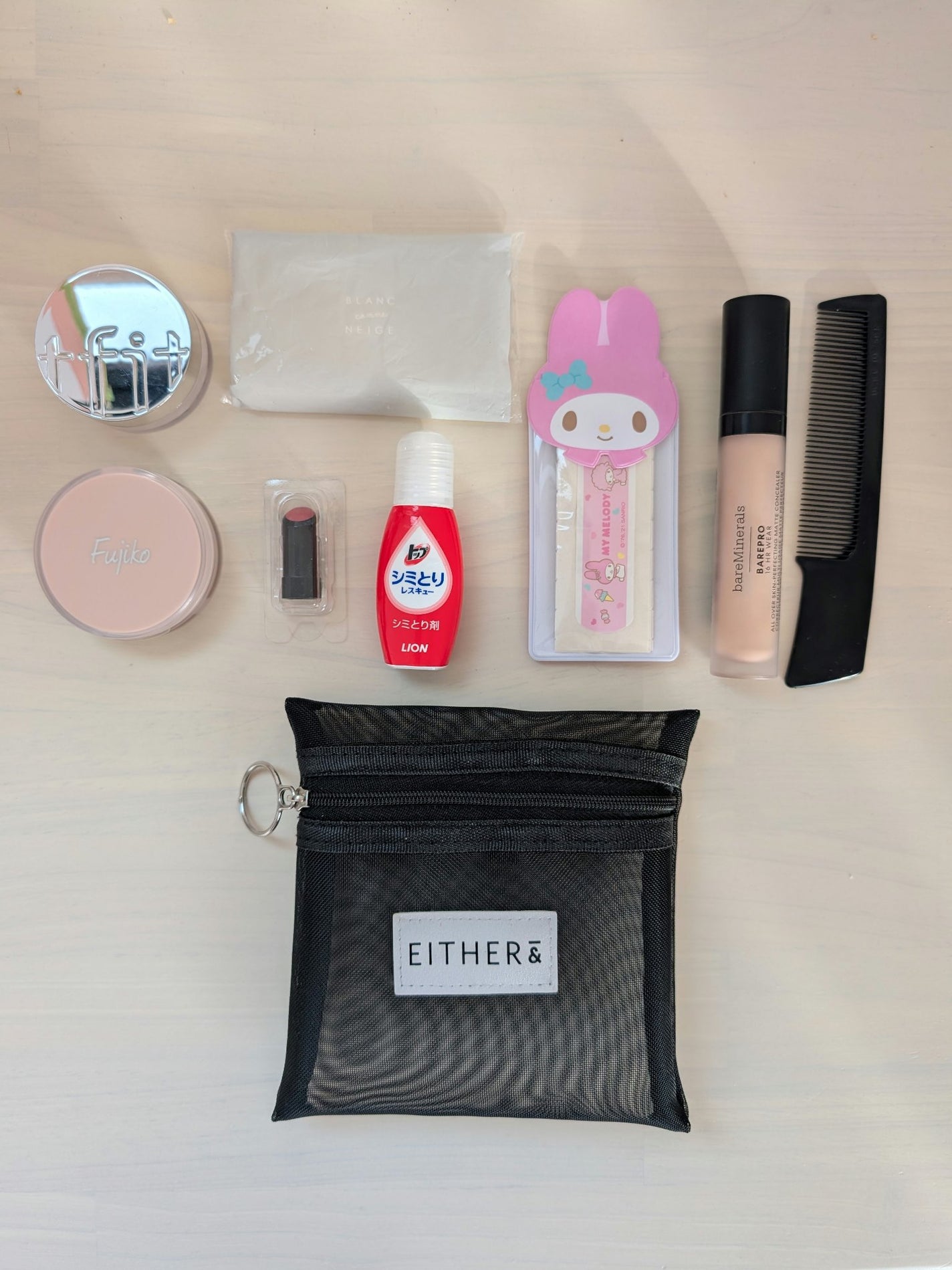 あかね on LIPS 「#メイクポーチ見せて商品名詳しく書いていませんが…こんな感じで..」(2枚目)