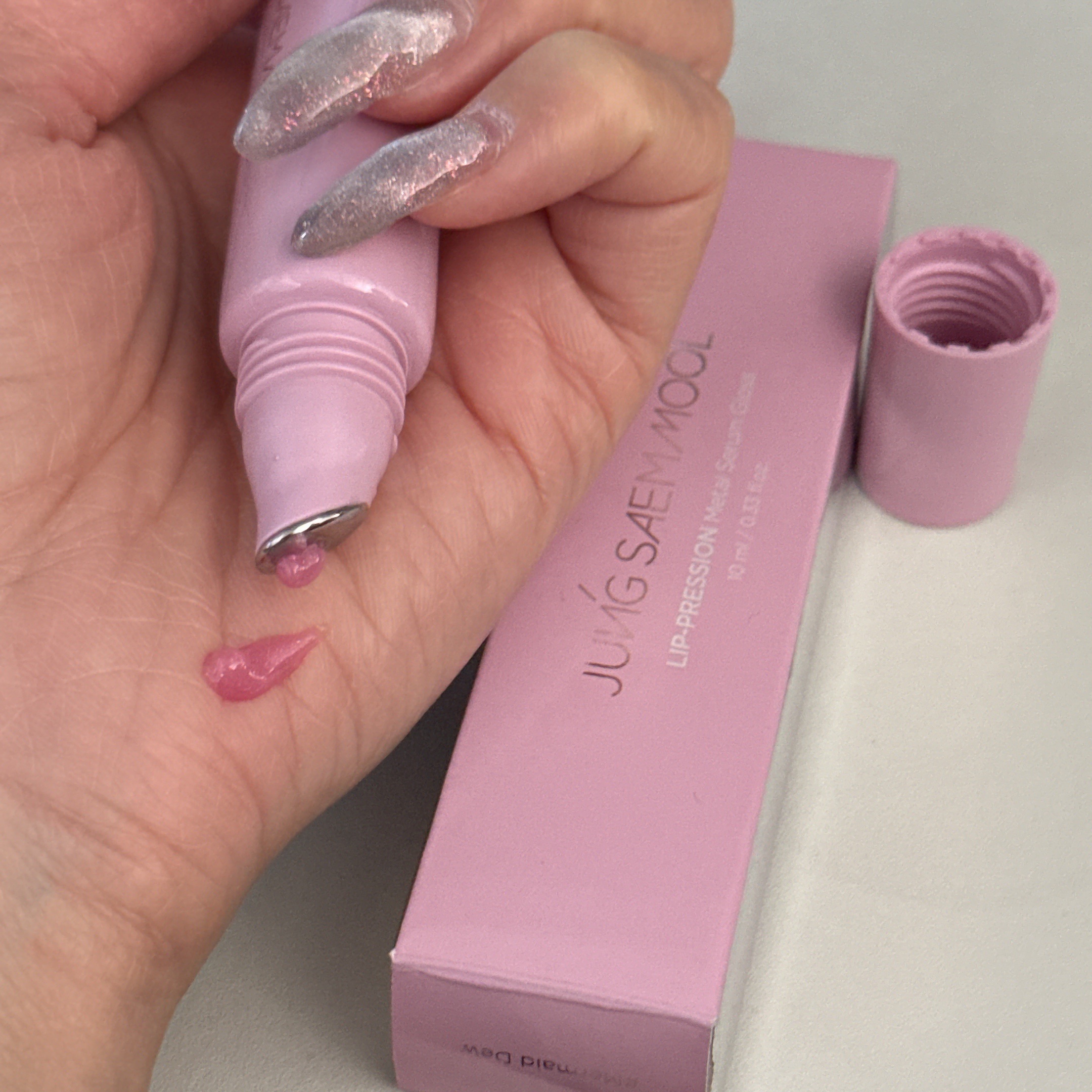 クッションファンデが有名なジョンセンムルのリップが可愛いし優秀だった💄🩷

温感×クーリングのバランスがよく、ピリピリしないのにしっかりボリュームアップしてくれて、ぷるぷるの唇になる✨
しかも長時間ぷるぷるが続いて保湿力えぐいw

メタ