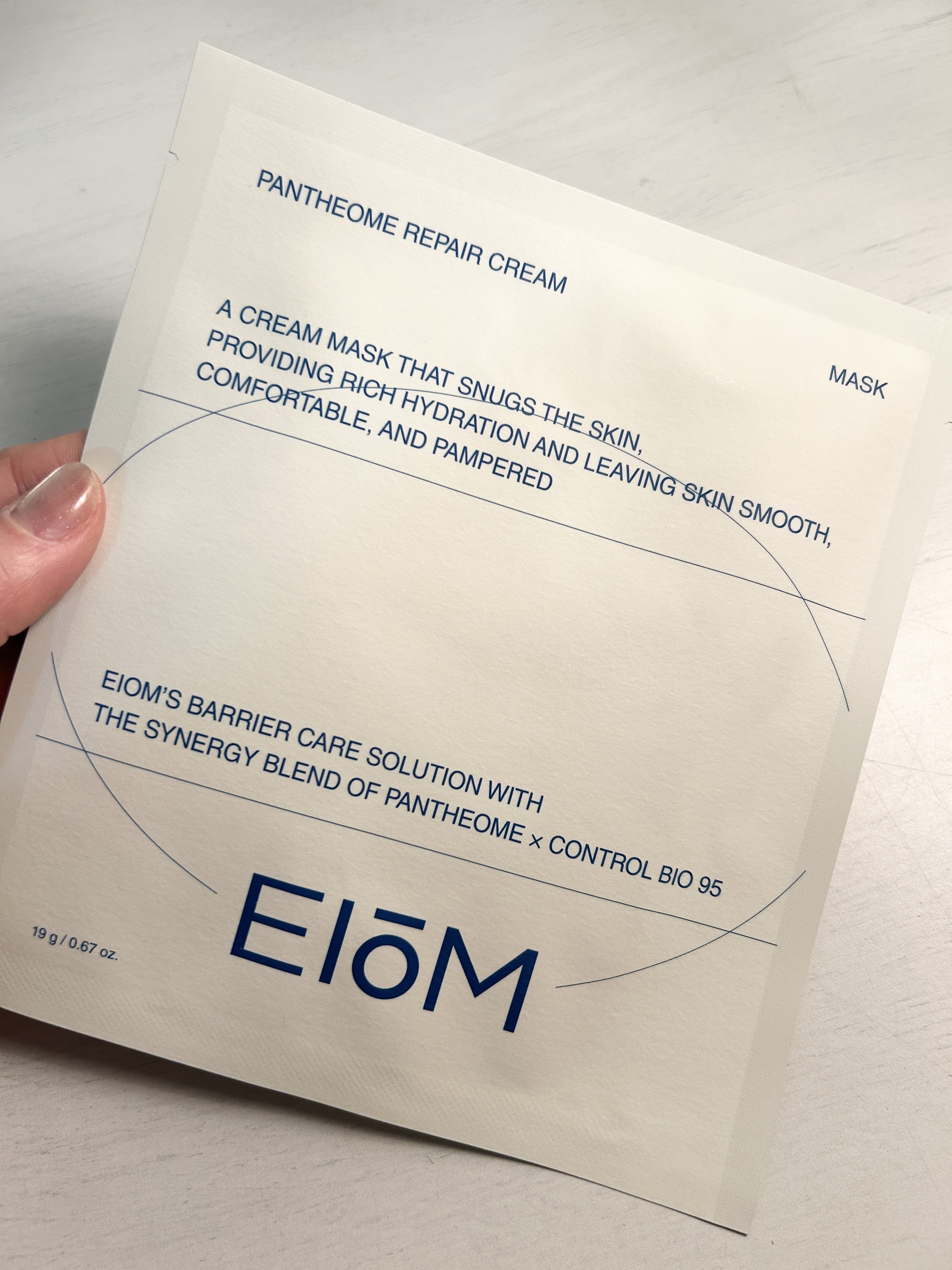 【EIOM 】
パンテオームリペアクリームシートマスク  

肌のバリアケアをサポートしてくれるシートマスク♡
上下に分かれたシートで、クリームタイプのエッセンスが内側についてます。

外側にはエッセンスがついていないのでドライヤーしながら