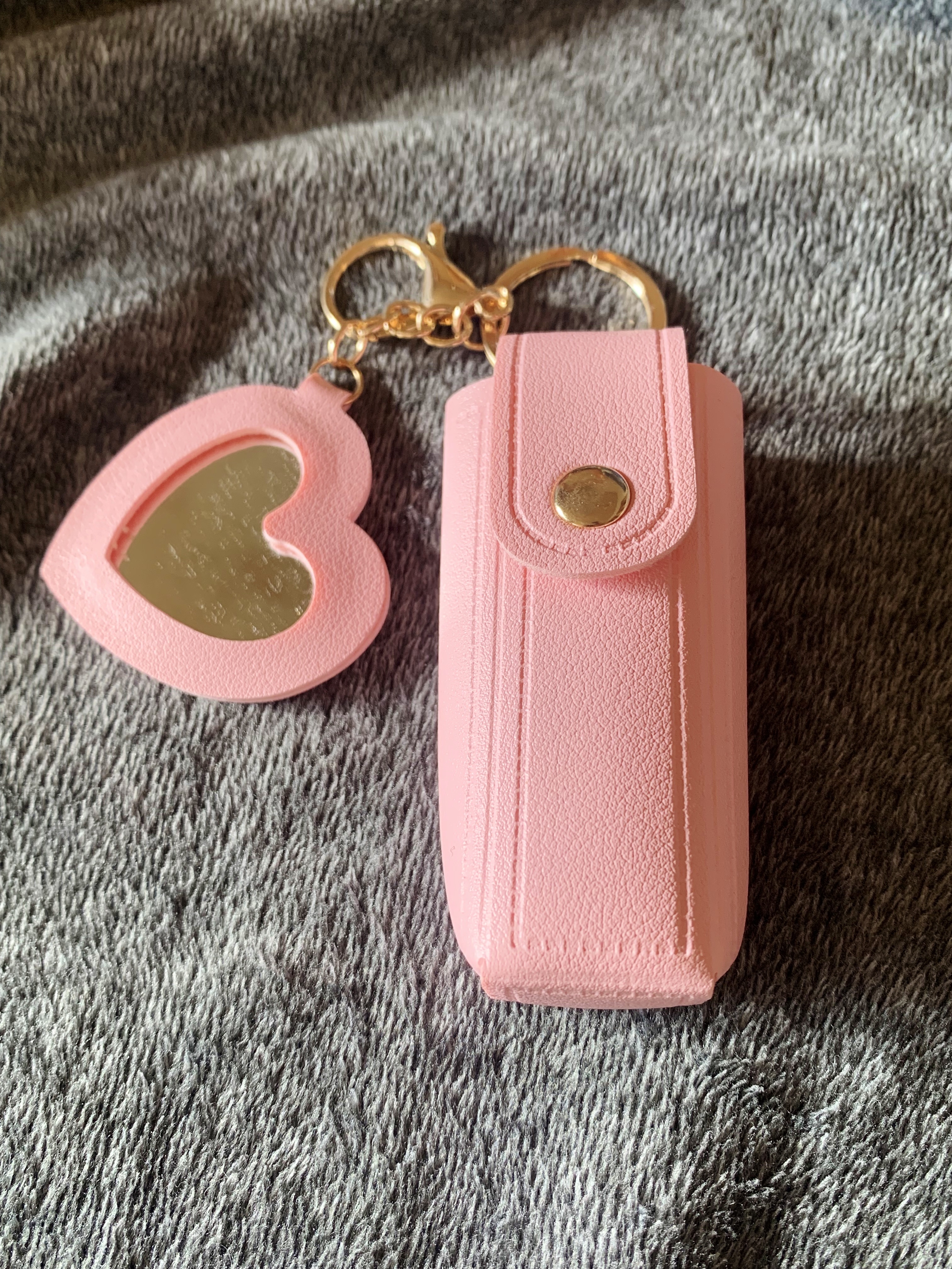 ミラー付きリップケース
Amazonのプチプラサイトで購入しました(*^^*)

大きさは画像二枚目のリップクリームが2本が入るサイズ

わたしはマキアージュドラマティックルージュNとメンソレータムウォーターリップ 無香料を入れてます


