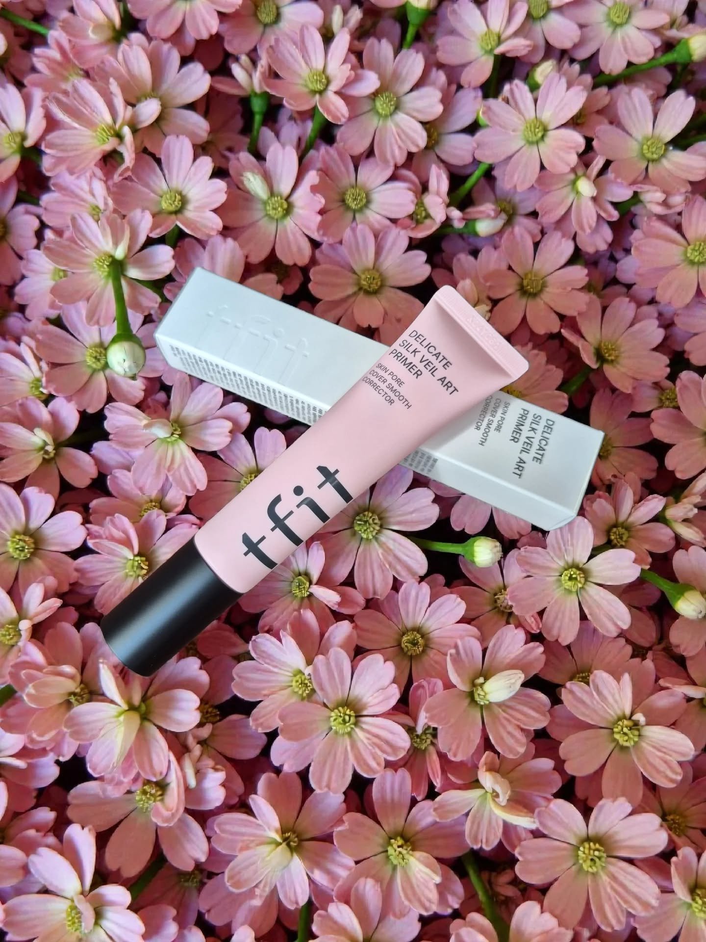 毛穴をぼかして、肌のキメを整え、メイクの仕上がりをきれいに見せてくれる下地✨🫶 

TFITのプライマーを実際に使ってみました💄💕

テクスチャーは軽くて伸びがよくて🤍 
Tゾーンや頬に使うと 
★毛穴消しゴム ✏️ みたいに 
毛