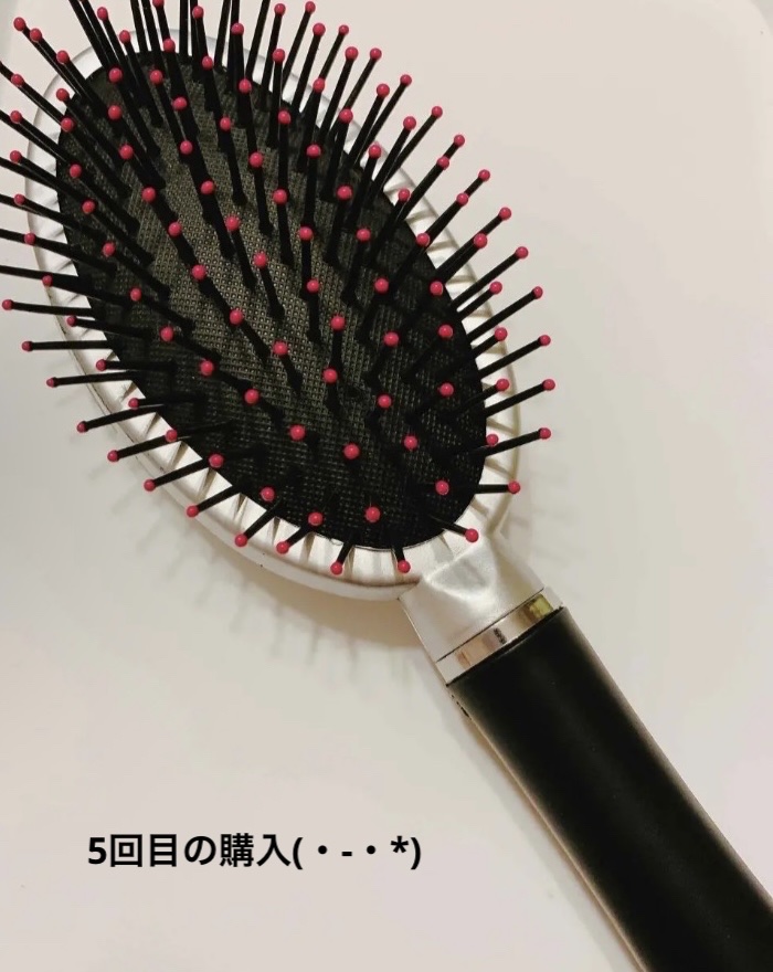 セリア
サロンドクッションブラシ¥110

サロンドクッションブラシ使い始めてからクッションなしのブラシだと頭皮が痛い気がして使えなくなりました笑

サロンドクッションブラシの先端のぽっちが取れていくので定期的に買い換えています(* 'ᵕ'