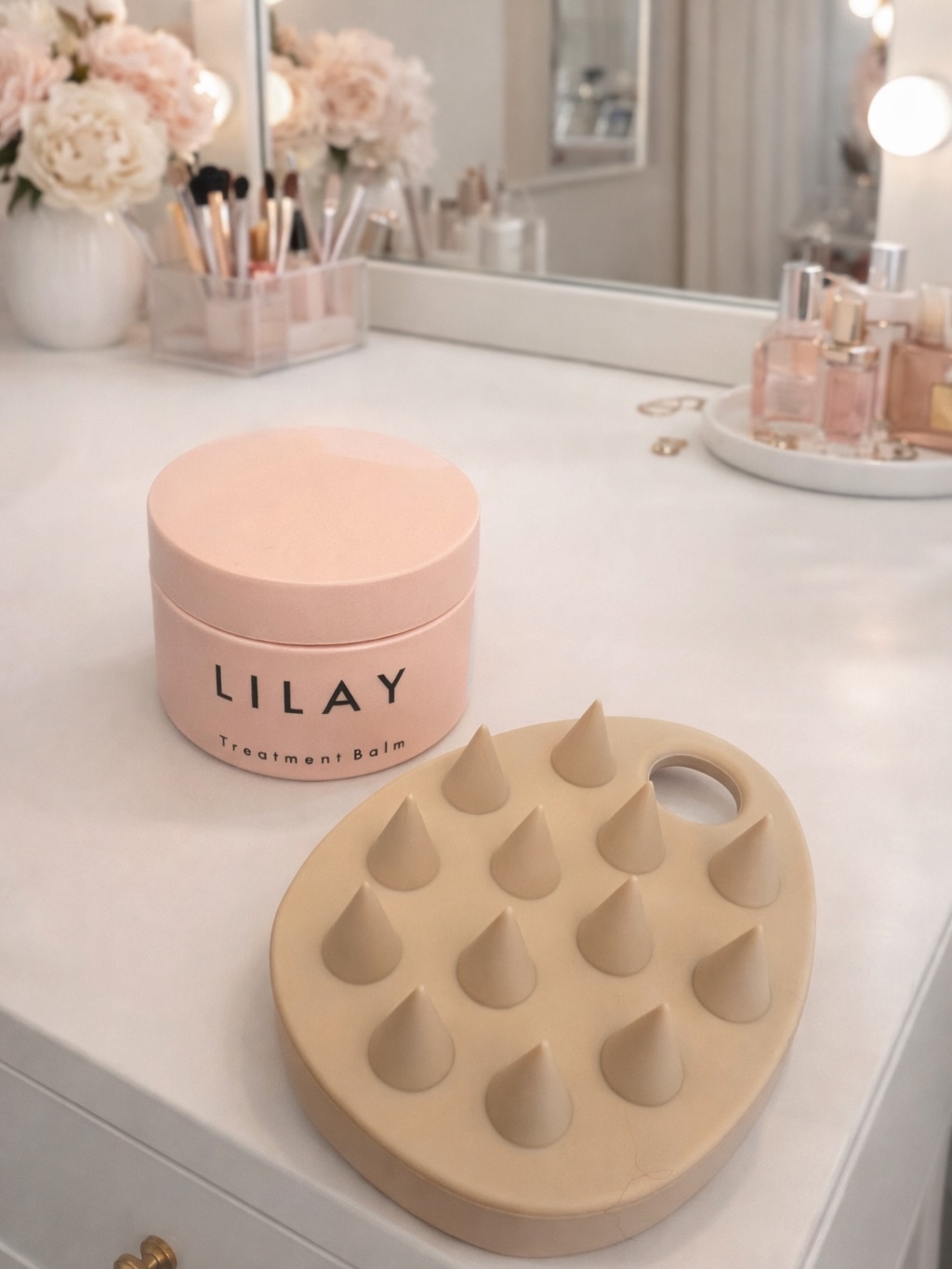 #LILAY 🤍

トリートメントバーム
バームなのにびっくりするくらい柔らかくて、
手に取った瞬間からスッと溶ける感じ。

ムラなくなじむのが優秀すぎる…！

ヘアアイロン後の毛先に軽くつけたり、
ちょっと浮いてきた根元に少量なじませる