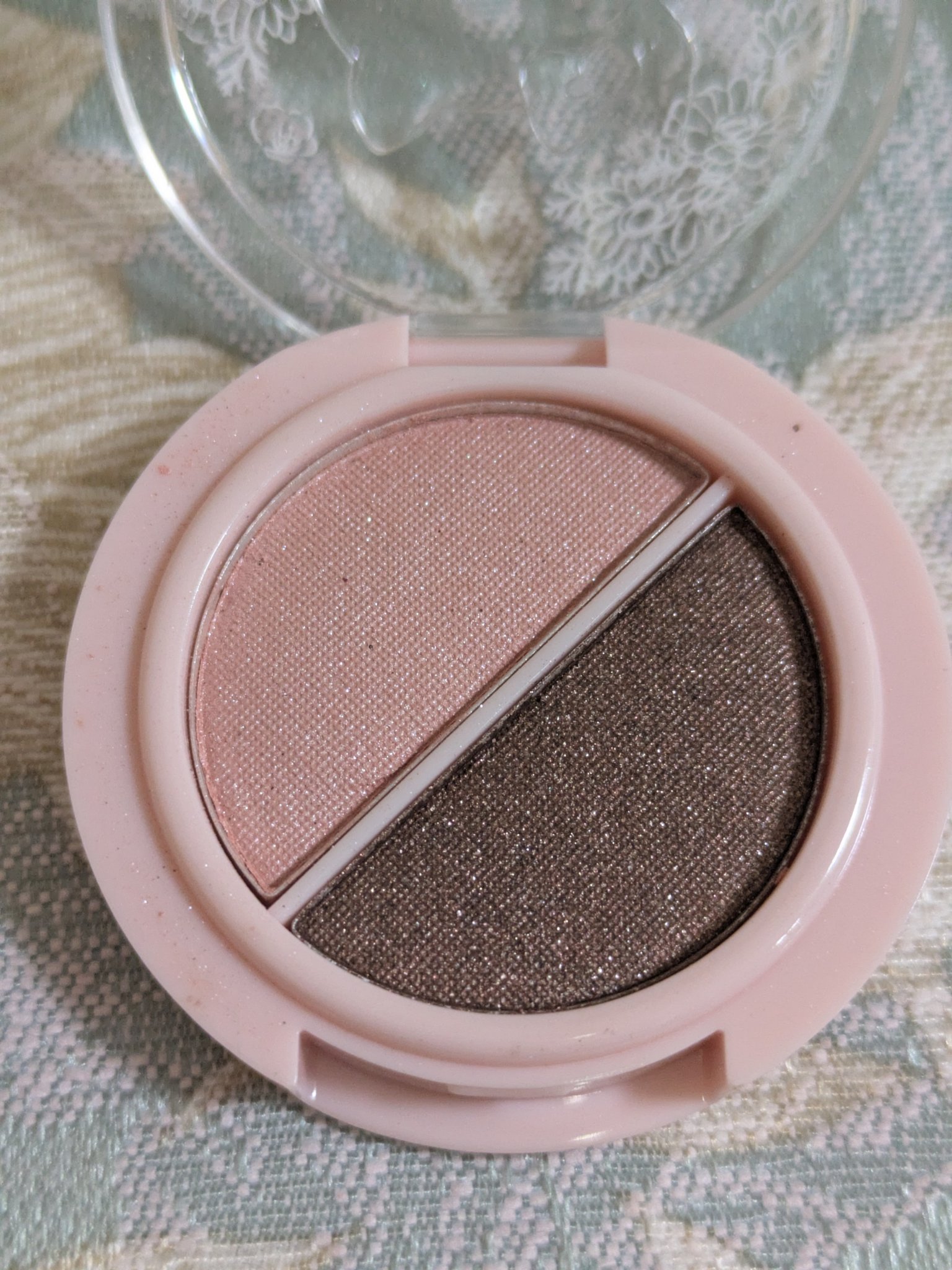 パウダーアイシャドウ ブルーミングキティ/DAISO/アイシャドウパレットを使ったクチコミ（2枚目）