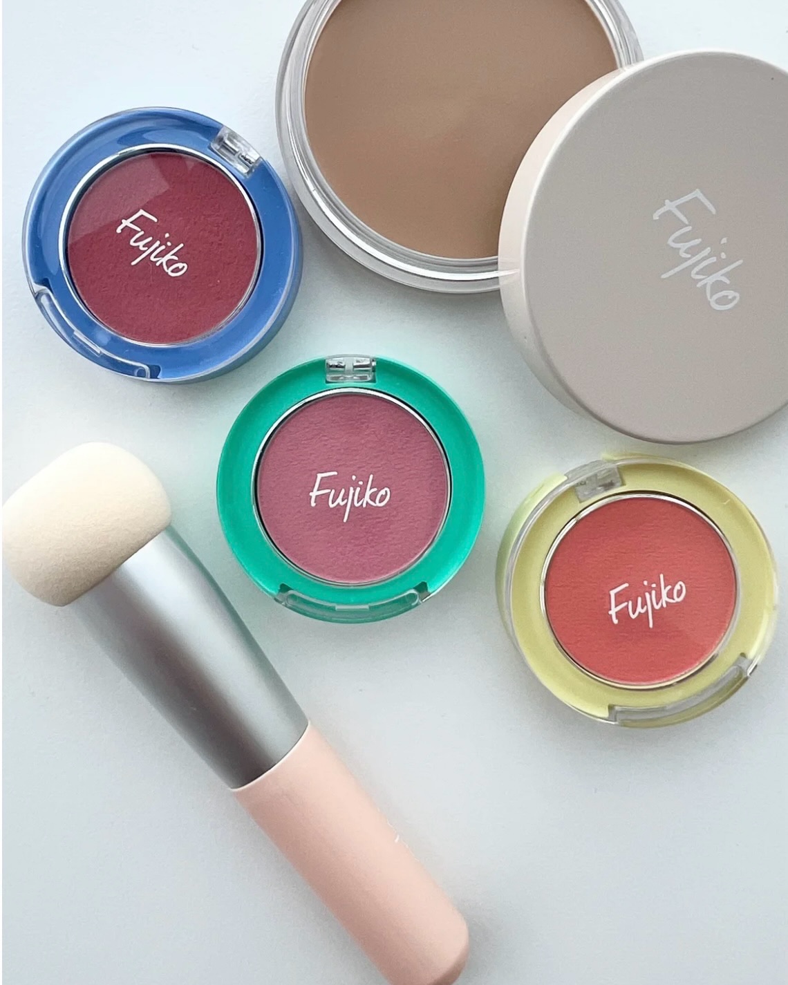 【#フジコ】毛穴どこいった…？😳🫶　塗った瞬間“毛穴レス美肌”を叶える、フジコの春新作が可愛すぎる🫶🩷　2/5＆3/24発売✌️

フジコの春は、“毛穴レス”をキーワードにした実力派が勢揃い☺️💞

い