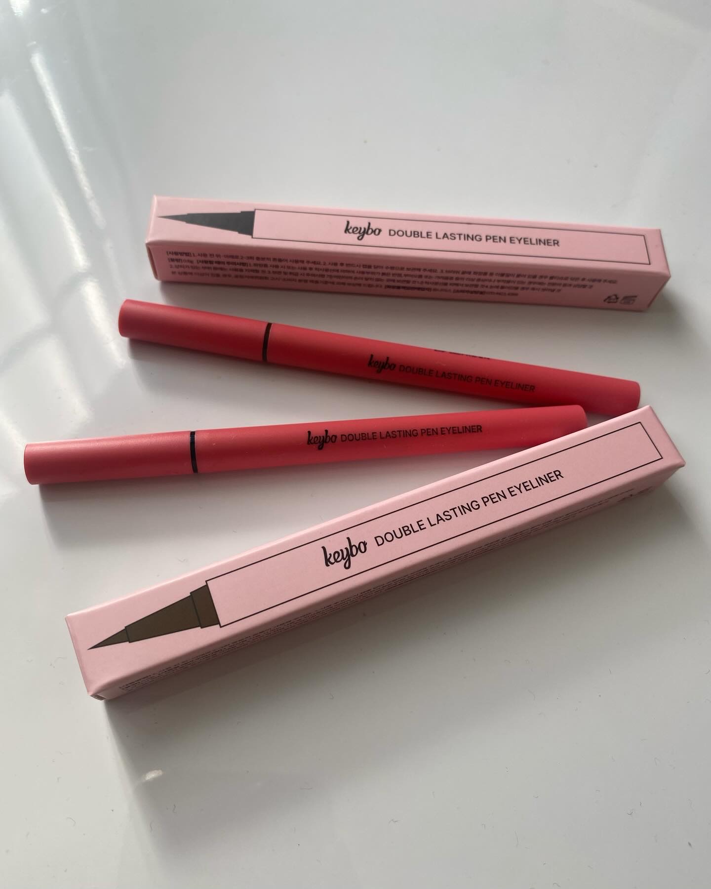 keybo 新作ペンライナーが
高発色で擦れに強くて優秀です！

@keybo_jp
@keybo_cosmetic

keybo
ダブルラスティングペンライナー
01ブラック
02ブラウン

こちらは、とにかく発色がよくて
ブレずに描きや