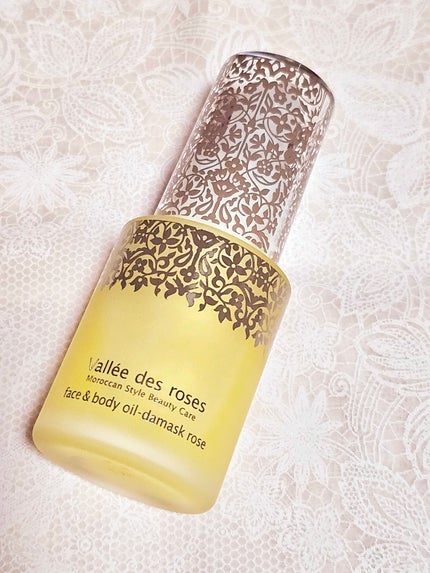 ダマスクローズの香りに癒されます🌹お顔や体に塗れるオイルです💐べたつかないので使いやすいです🧡
私は大体2プッシュ位使います💗
たまには油分を補うことも大切だと思い、週一でオイルを使っています🌸
肌に艶