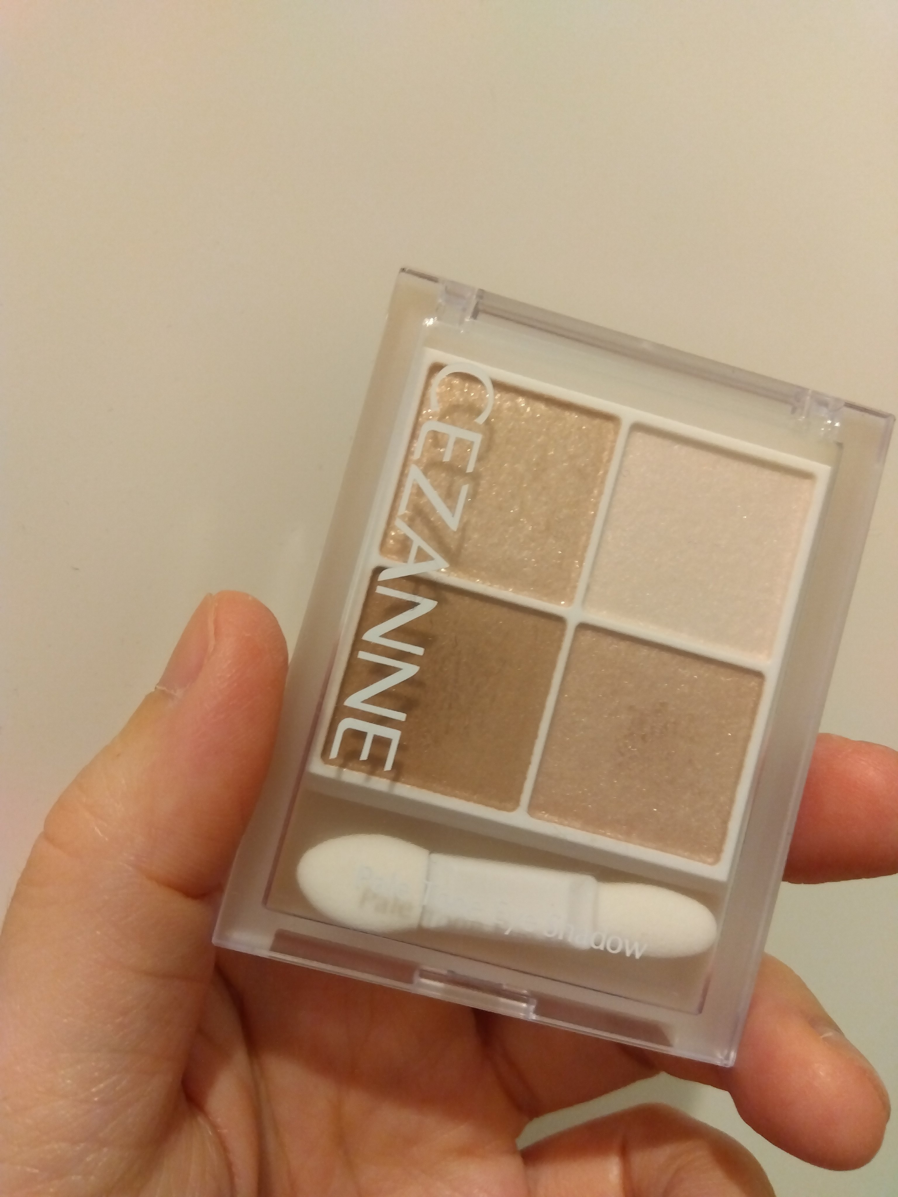 CEZANNEペールトーンアイシャドウ01コットンベージュ

久々に、アイシャドウを購入しました。
これは、、、売り場にあったら、足を止めてしまう程

魅力的でしたっ‼

自分の肌色（ブルベ）だと、ベージュが暗く見えてしまうことがあり、あま