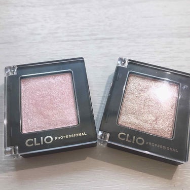 CLIO プロシングルシャドウ G3/G10

ずーっと欲しかったあの人気のアイシャドウ✨やっとゲットしました！

写真1.2枚目は左がG3で右がG10です。
動画は上がG3で下がG10です。

どちら