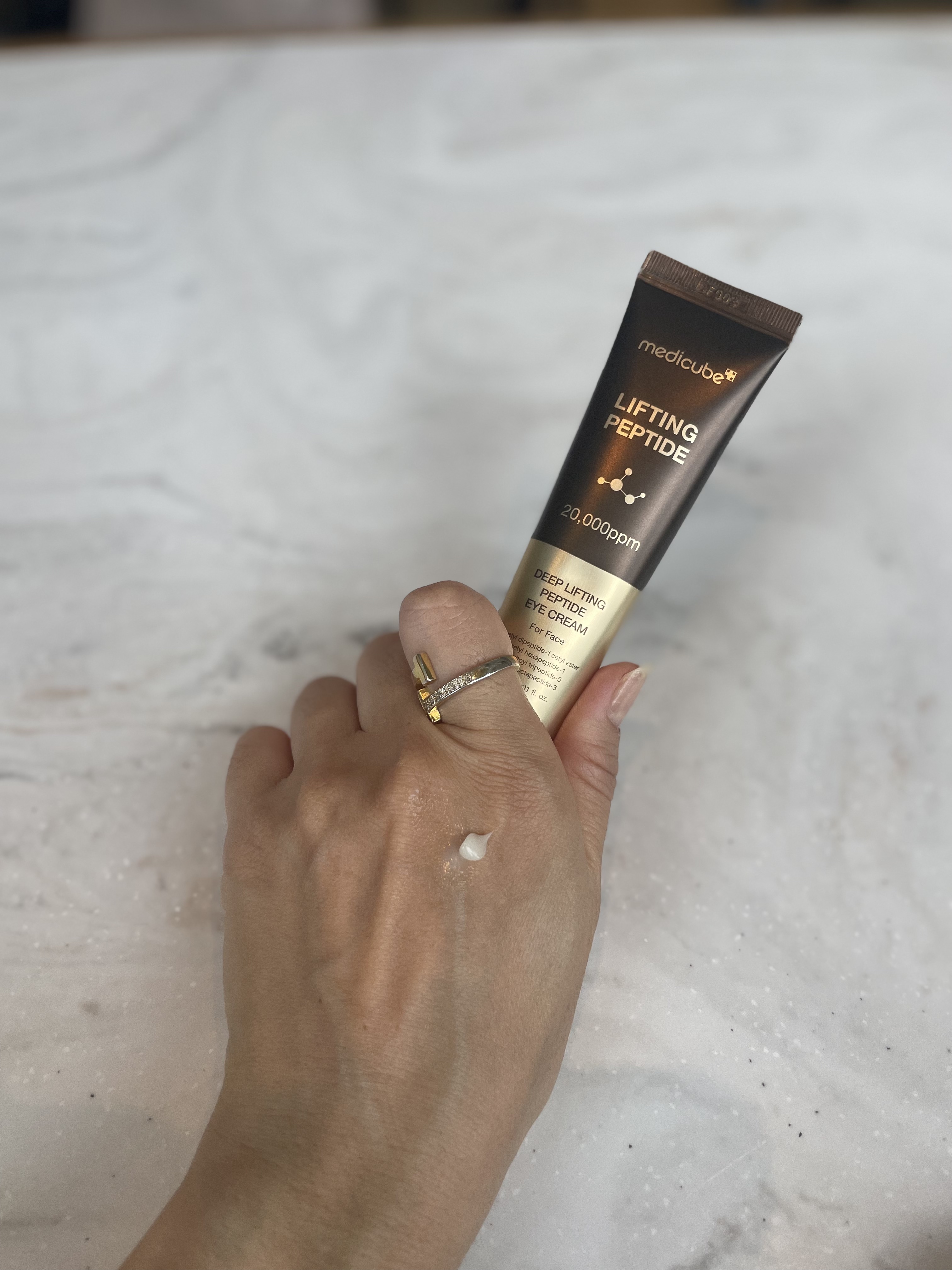 ディープリフティングアイクリーム/MEDICUBE/その他スキンケアを使ったクチコミ（2枚目）