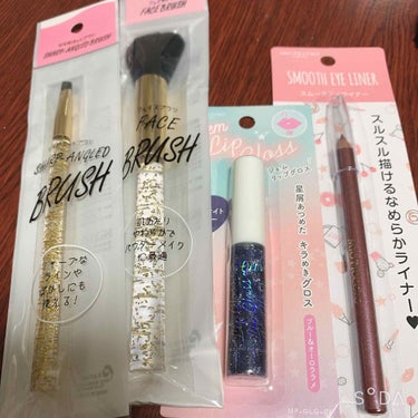 ちょっと遠くのセリアでの購入品！

☆セリア　フェイスブラシ

　ちふれのパウダーはブラシで乗せるのが
　おすすめとあったので買ってみました！

☆セリア　斜めカットブラシ

　アイブロウは斜めが描きや