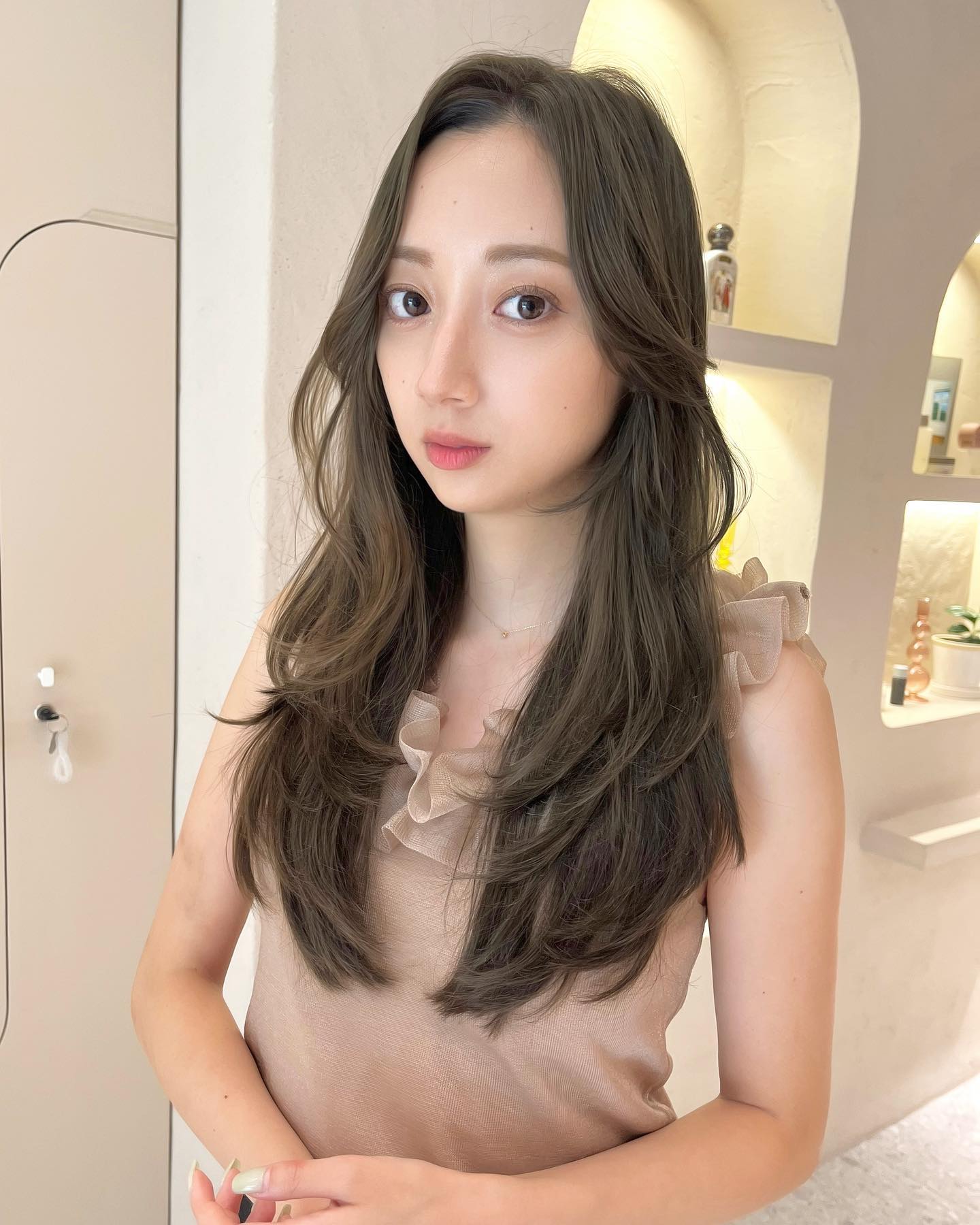 柔らかいオリーブベージュ🤍
と柔らかいレイヤーカット💇🏼‍♀️

ふわっとさらっとスタイリングできるスタイルです😋

#オリーブベージュ
#オリーブブラウン
人気です😊💓

表参道美容室　駅徒歩3分3️⃣