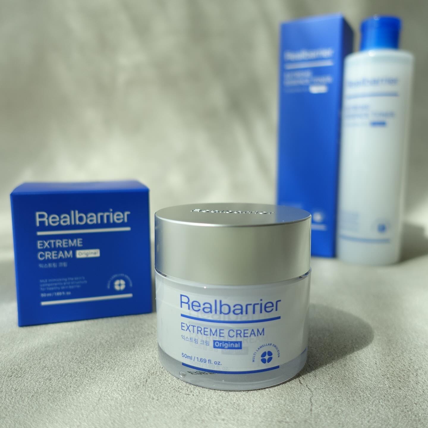 𓂃 𓈒𓏸𑁍
＠realbarrier_jp_official様から
提供していただきました💙

REAL BARRIER リアルバリア
＼エクストリームクリームオリジナル ／

崩れた肌バリアを回復させて
乾燥を改善する機能性保湿